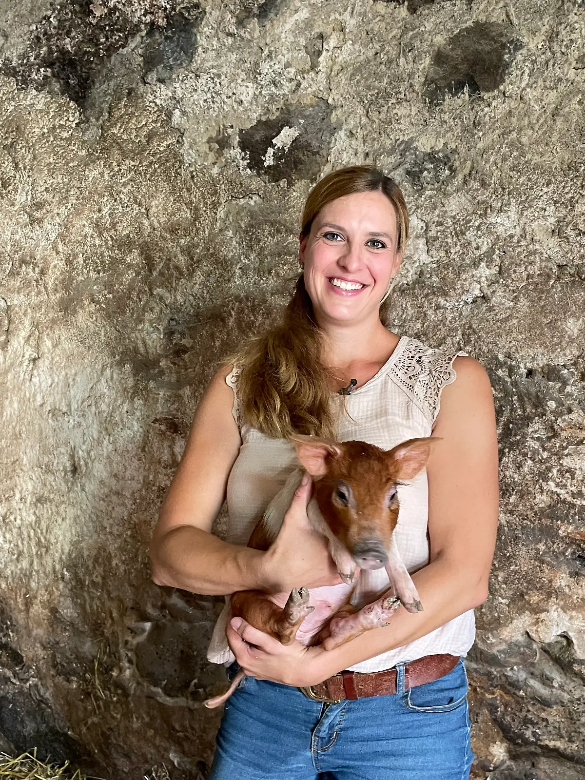 Franziska Wagner hält Ferkel Rudi auf dem Arm
