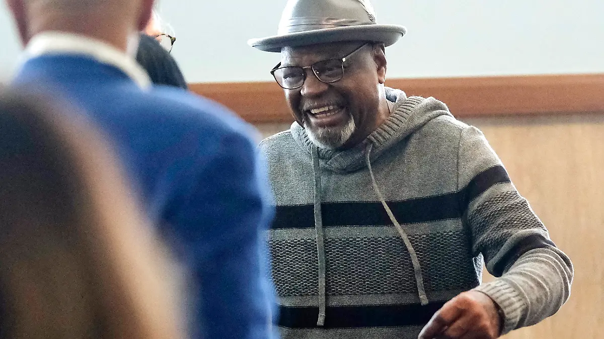Glynn Simmons reacts after stepping out of the courthouse after Judge Amy Palumbo ruled to approve his „actual innocence” claim during a hearing at the Oklahoma County Courthouse Tuesday, Dec. 19, 2023, in Oklahoma City, Okla. (Doug Hoke/The Oklahoman via AP)