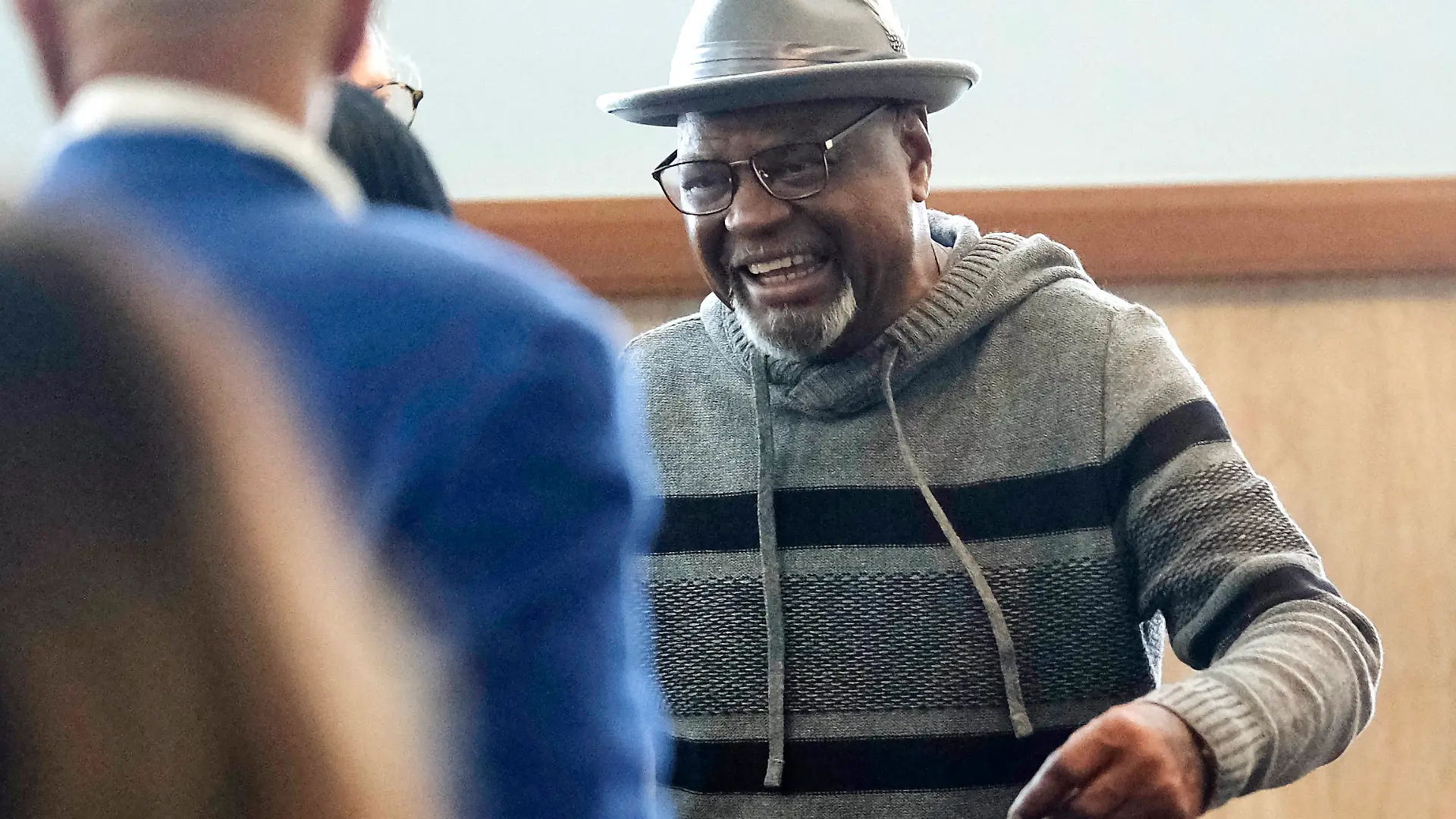 Glynn Simmons reacts after stepping out of the courthouse after Judge Amy Palumbo ruled to approve his „actual innocence” claim during a hearing at the Oklahoma County Courthouse Tuesday, Dec. 19, 2023, in Oklahoma City, Okla. (Doug Hoke/The Oklahoman via AP)