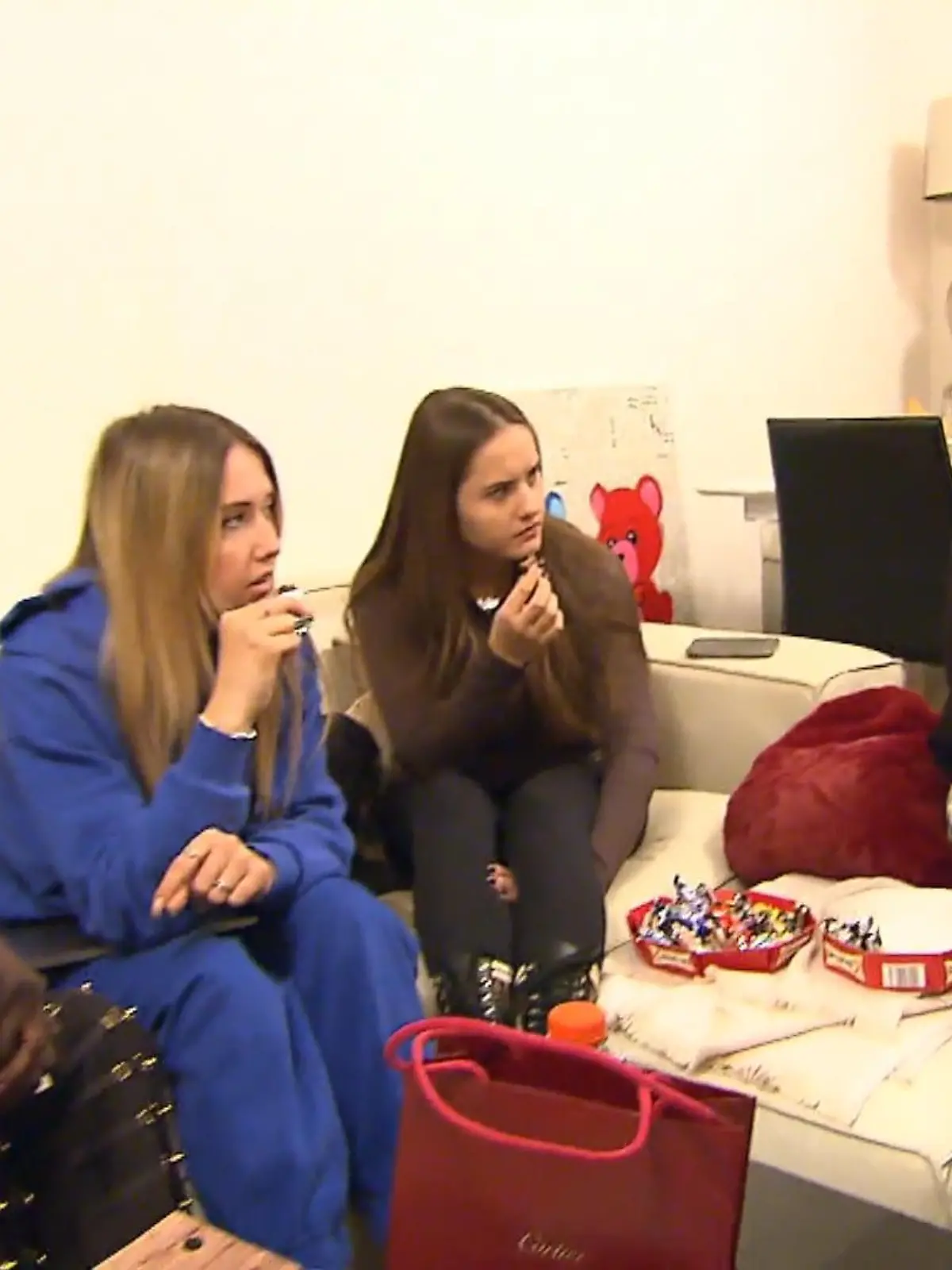 Shania und Davina Geiss trauen ihren Ohren nicht: Familienfriseur und Kumpel Ozan musste die Nacht im Knast verbringen.