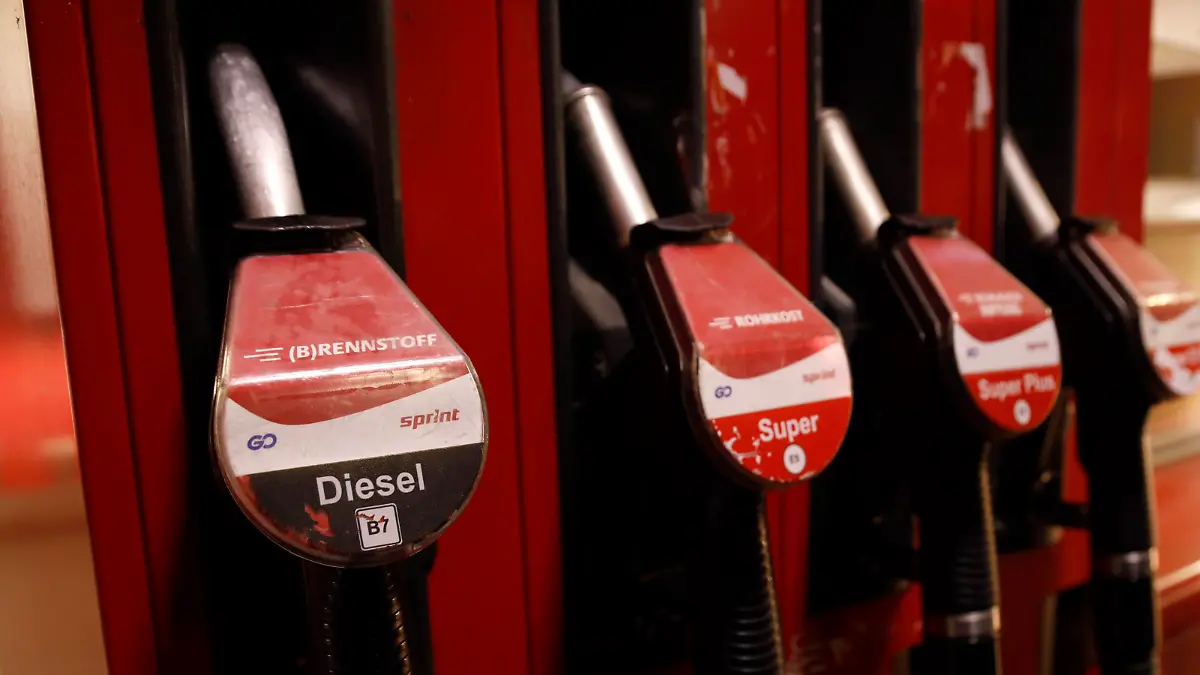 Die Benzin- und Dieselpreise haben neue Höchststände an den Tankstellen in Deutschland erreicht. Die Auswirkungen des Ukraine-Kriegs sorgen am Markt weiter für große Nervosität.Im Bild eine Sprint Tankstelle in der Reuterstraße. (Themenbild, Symbolbild) Berlin, 10.03.2022