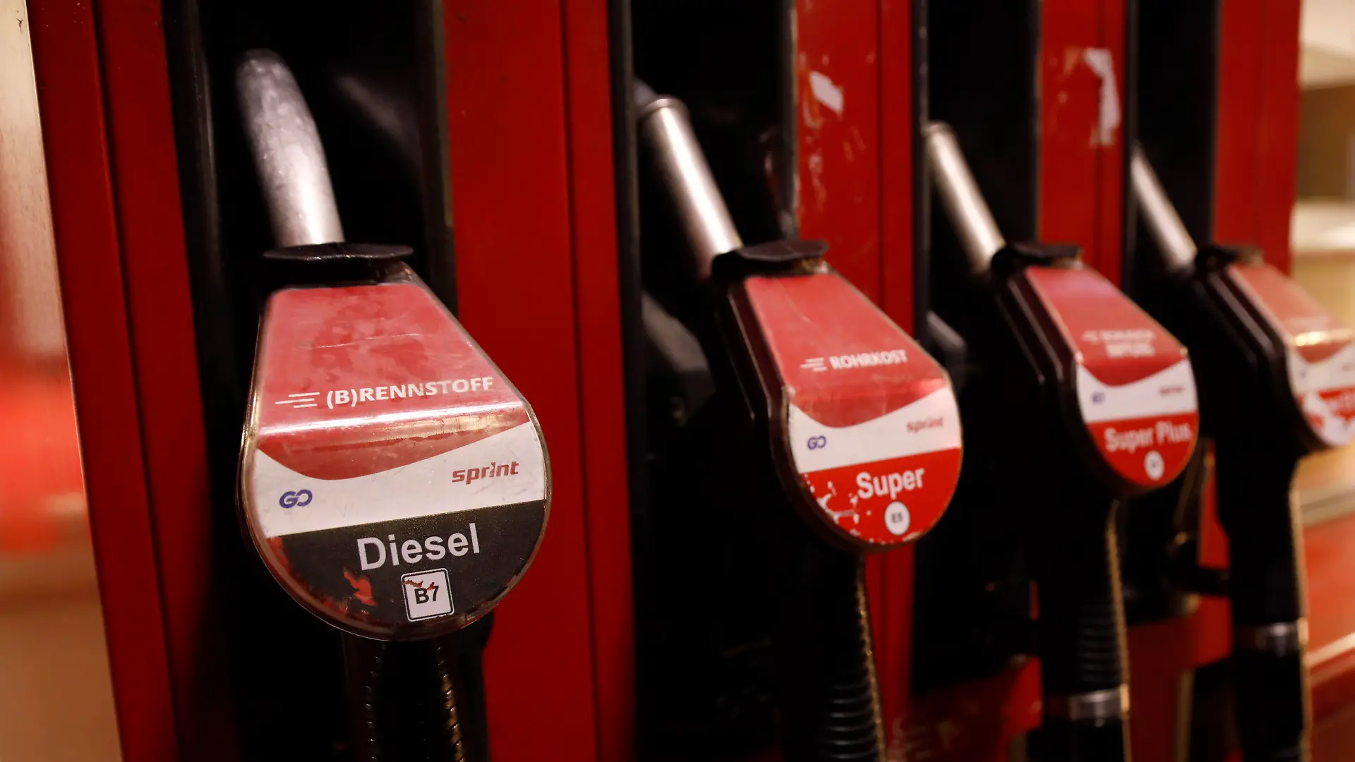 Die Benzin- und Dieselpreise haben neue Höchststände an den Tankstellen in Deutschland erreicht. Die Auswirkungen des Ukraine-Kriegs sorgen am Markt weiter für große Nervosität.Im Bild eine Sprint Tankstelle in der Reuterstraße. (Themenbild, Symbolbild) Berlin, 10.03.2022