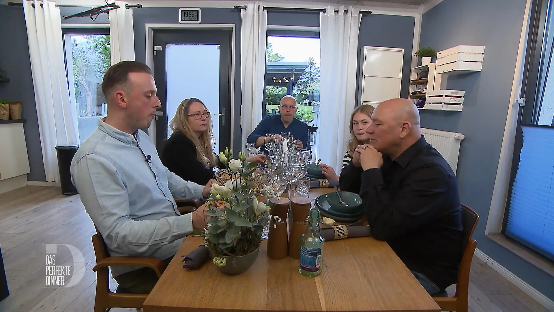 Die Gäste sind bereit, doch die Gläser sind leer Ja, wo ist denn der leckere Wein?