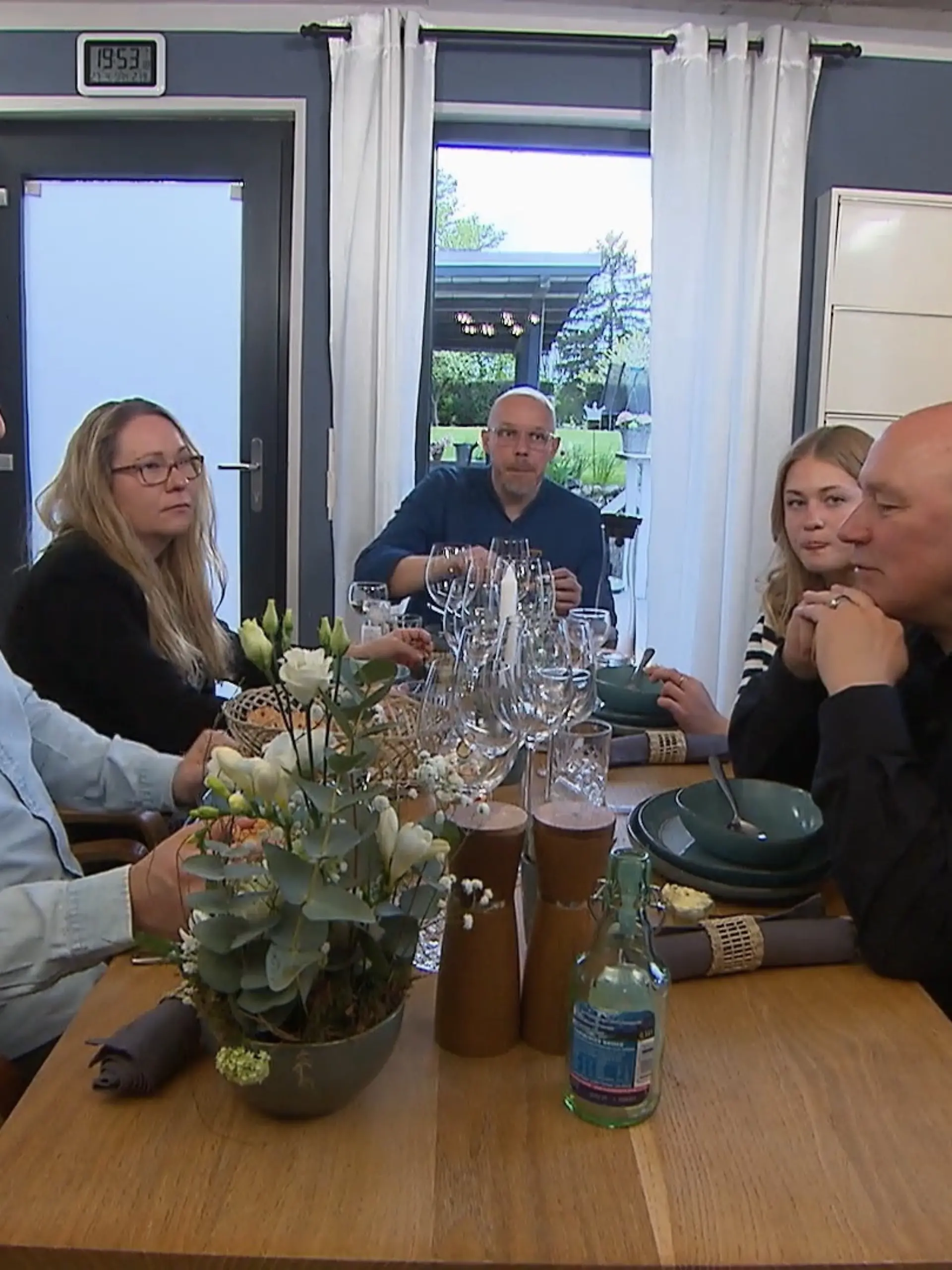 Bild zu: "Die Gäste sind bereit, doch die Gläser sind leer"