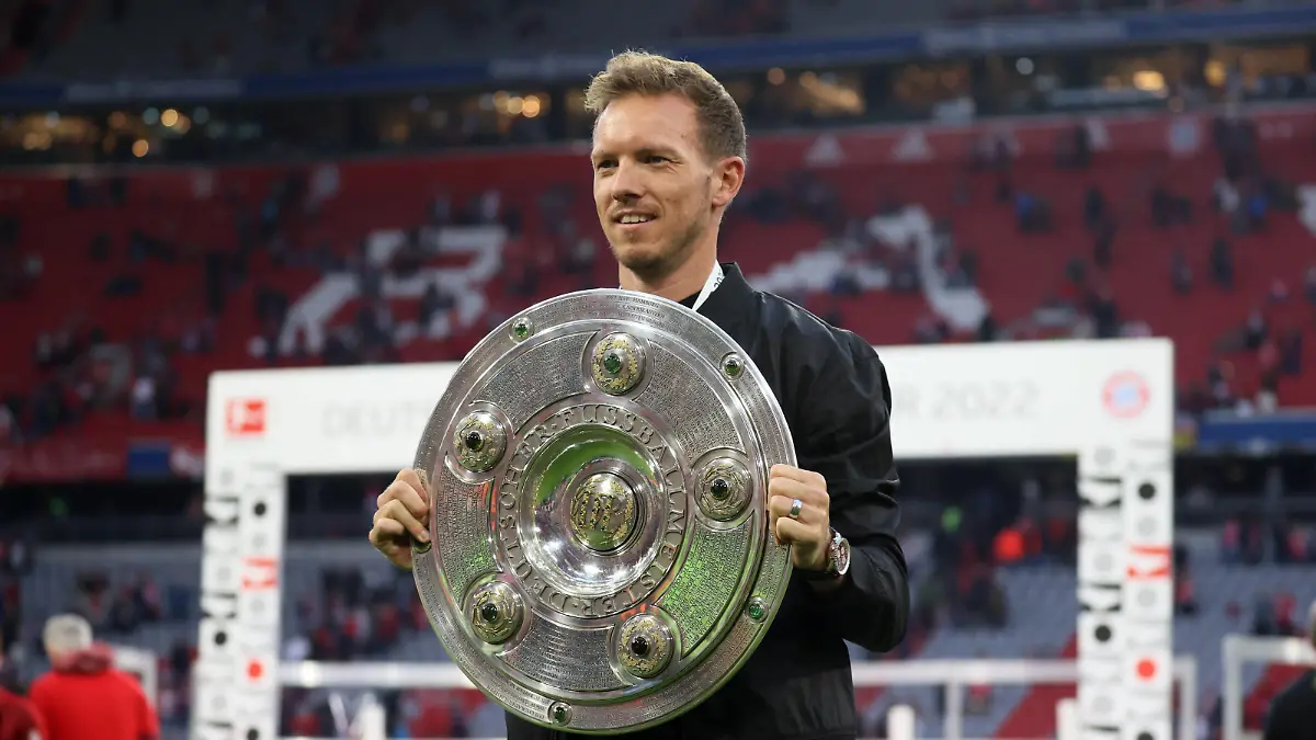 Deutschland, München, 08.05.2022, Fussball, Bundesliga, FC Bayern München - VfB Stuttgart: Julian Nagelsmann Trainer FC Bayern München mit der Meisterschale. *** Germany, Munich, 08 05 2022, football, Bundesliga, FC Bayern Munich VfB Stuttgart Julian Nagelsmann coach FC Bayern Munich with the championship trophy