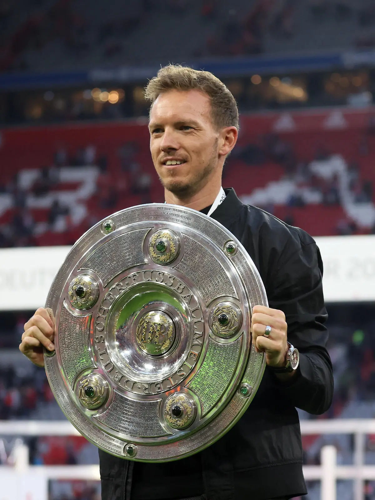  Deutschland, München, 08.05.2022, Fussball, Bundesliga, FC Bayern München - VfB Stuttgart: Julian Nagelsmann Trainer FC Bayern München mit der Meisterschale. *** Germany, Munich, 08 05 2022, football, Bundesliga, FC Bayern Munich VfB Stuttgart Julian Nagelsmann coach FC Bayern Munich with the championship trophy 