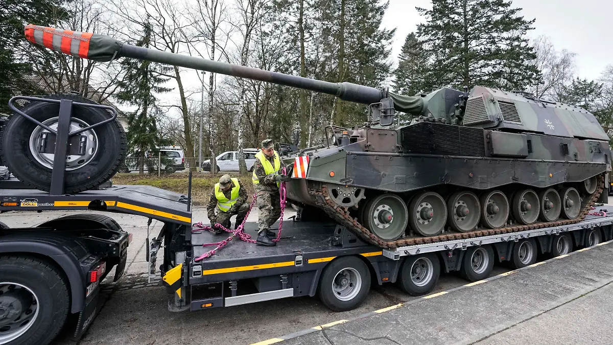 FILE - German soldiers load tank howitzers 2000 for transport to Lithuania at the Bundeswehr army base in Munster, northern Germany, Monday, Feb. 14, 2022. Germany's defense minister confirmed Friday that her country will supply Ukraine with seven powerful self-propelled howitzers to help defend itself against Russia. Christine Lambrecht said Ukrainian soldiers will be trained in Germany to use the self-propelled Panzerhaubitze 2000 artillery, which is capable of firing precision ammunition at a distance of up to 40 kilometers (25 miles). (AP Photo/Martin Meissner, File)