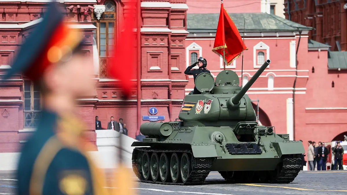 MOSCOW, RUSSIA - MAY 7, 2022: A T-34-85 tank participates the Red Square dress rehearsal for the upcoming Victory Day parade set to mark the 77th anniversary of the victory over Nazi Germany in World War II. Sergei Savostyanov/TASS PUBLICATIONxINxGERxAUTxONLY TS130044
