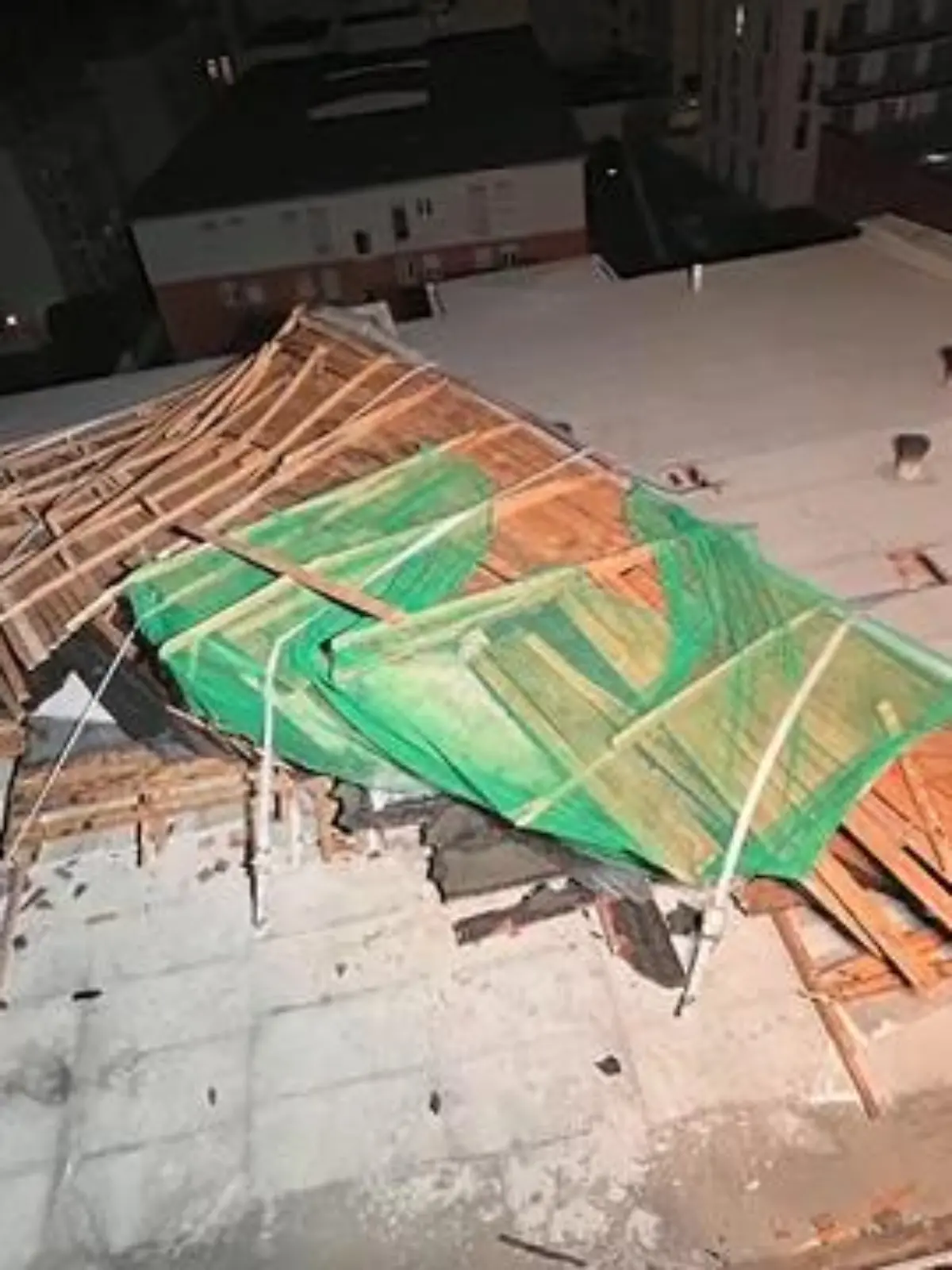 Die schlimmen Stürme im Frühjahr haben Mieterin Anne Leibold das Dach über dem Kopf weggefegt. Ihr Wohnalbtraum beginnt, als der Regen durch den Rest ihres Dachs fließt und die Offenbacher Wohnung mit Wasser füllt. Wie ihr Vermieter regierte oder besser nicht reagierte - und welche Rechte Mieter in solchen Situationen haben – im Video.