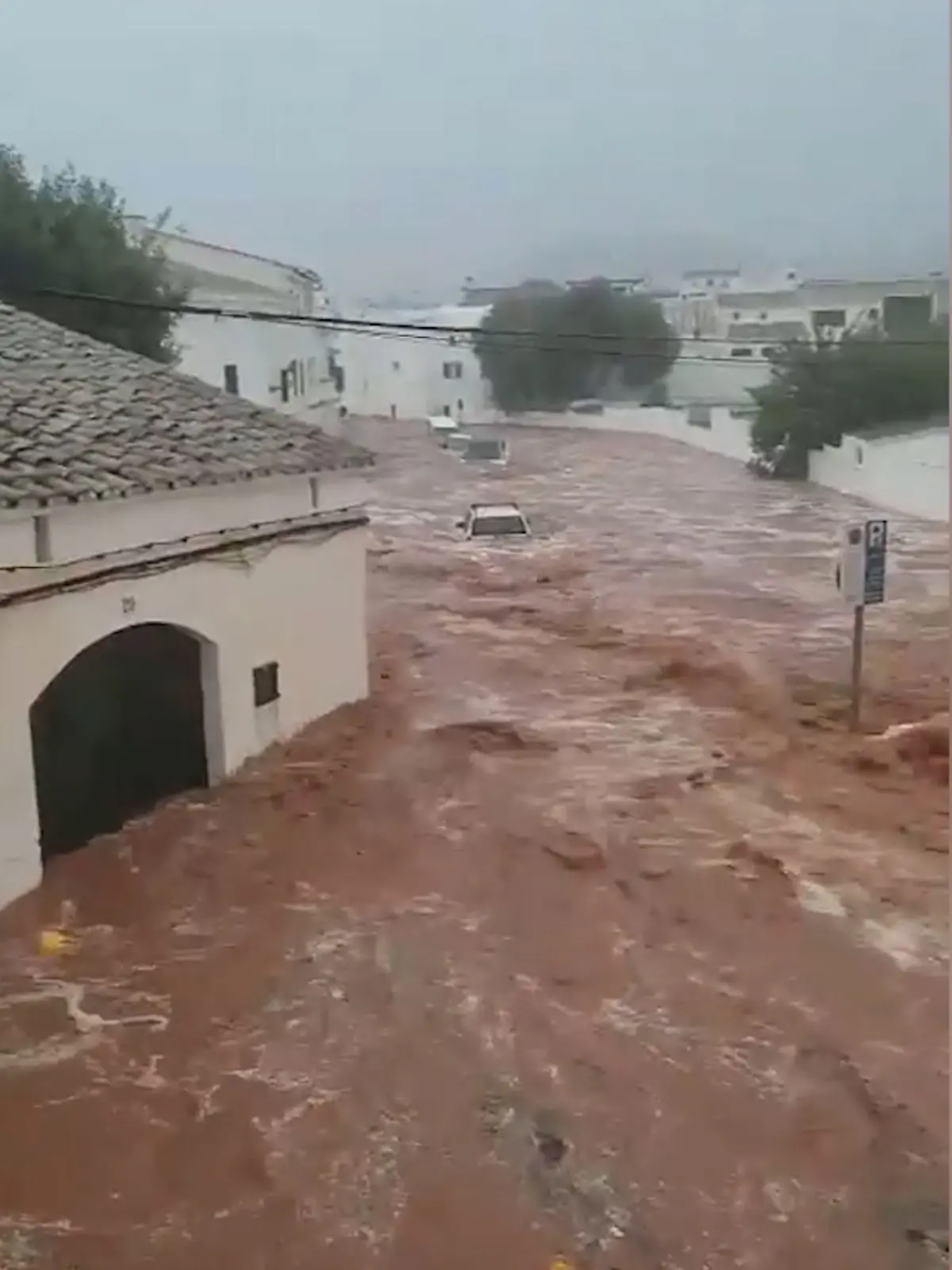 Bild zu: "Land unter auf Menorca – Straßen und Häuser völlig überflutet!"