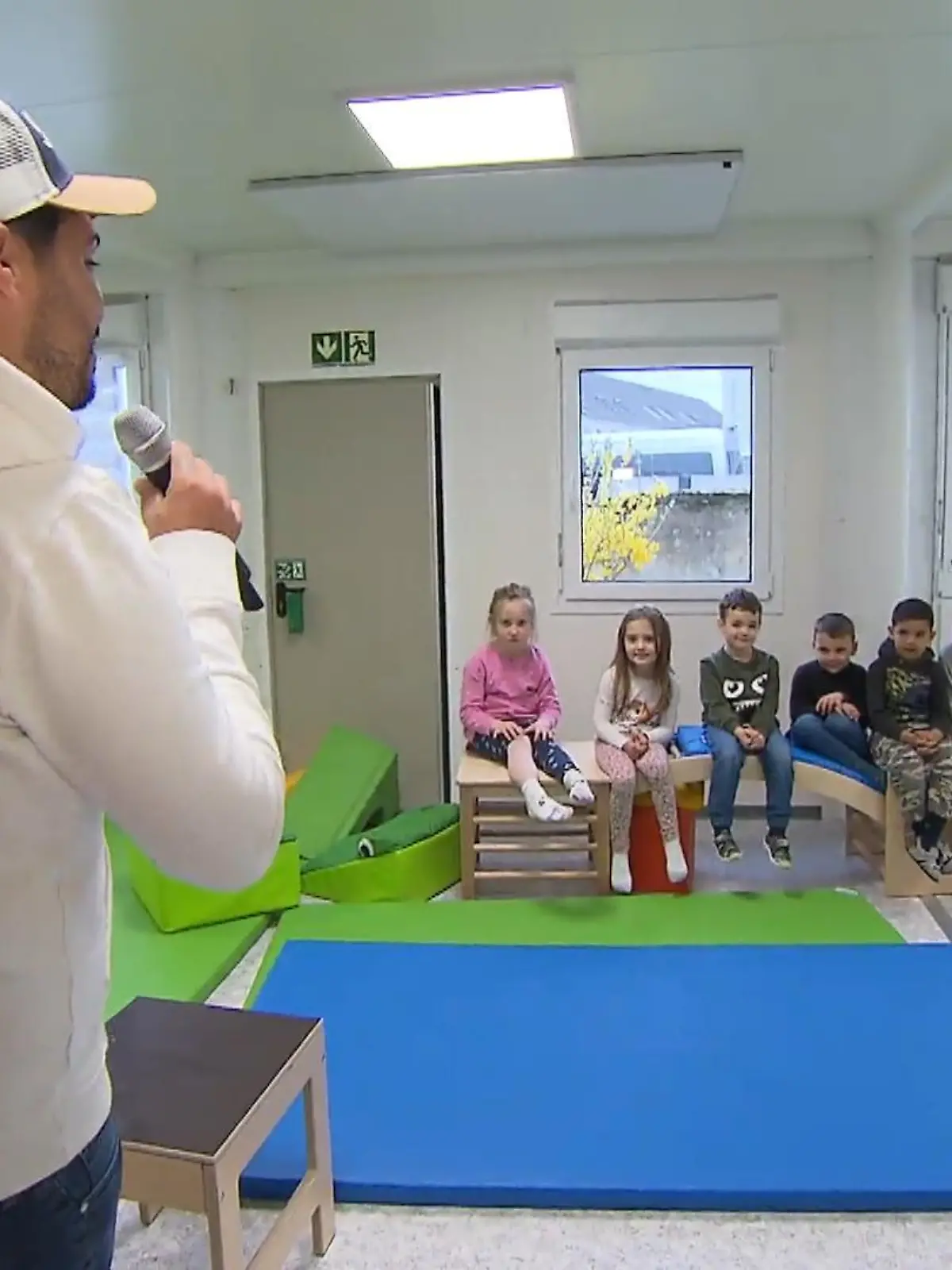 Aus Gewohnheit: Auch im Kindergarten singt Aytug vor einer mehrköpfigen Jury - die Kinder sind begeistert.