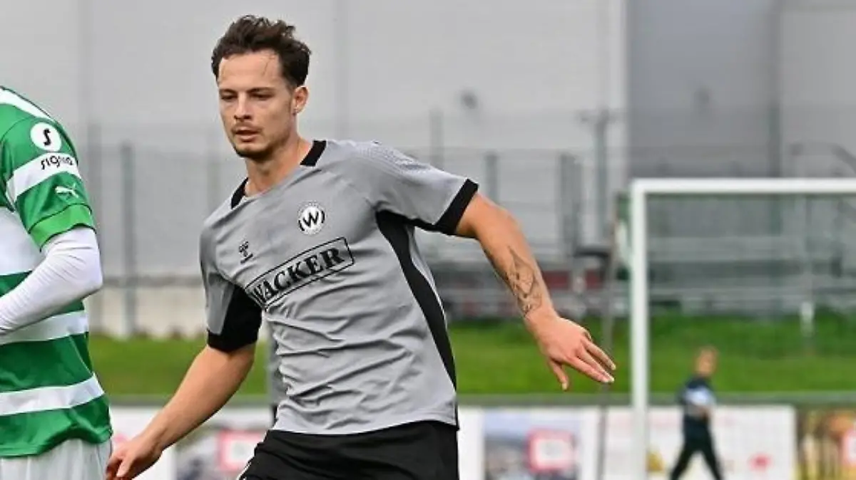 24.09.2022 --- Fussball Amateurfussball --- Saison 2022 2023 --- Regionalliga Bayern --- 13. Spieltag: SpVgg Greuther Fürth II - SV Wacker Burghausen -- Foto: Sport-/Pressefoto Wolfgang Zink / WoZi --- Daniel Adlung (11, SpVgg Greuther Fürth II ) Luca Beckenbauer (15, SV Wacker Burghausen )