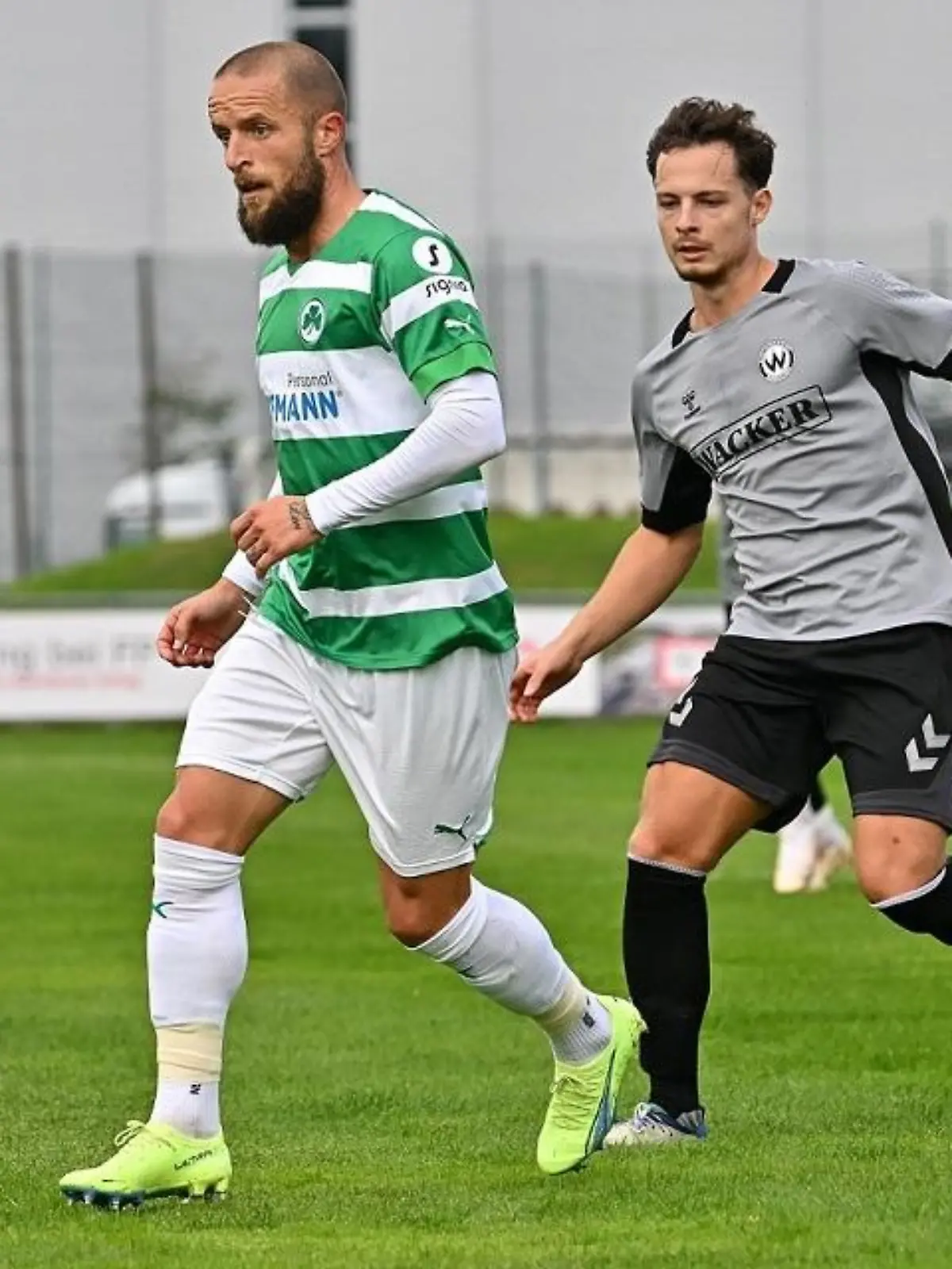 24.09.2022 --- Fussball Amateurfussball --- Saison 2022 2023 --- Regionalliga Bayern --- 13. Spieltag: SpVgg Greuther Fürth II - SV Wacker Burghausen -- Foto: Sport-/Pressefoto Wolfgang Zink / WoZi --- Daniel Adlung (11, SpVgg Greuther Fürth II ) Luca Beckenbauer (15, SV Wacker Burghausen )