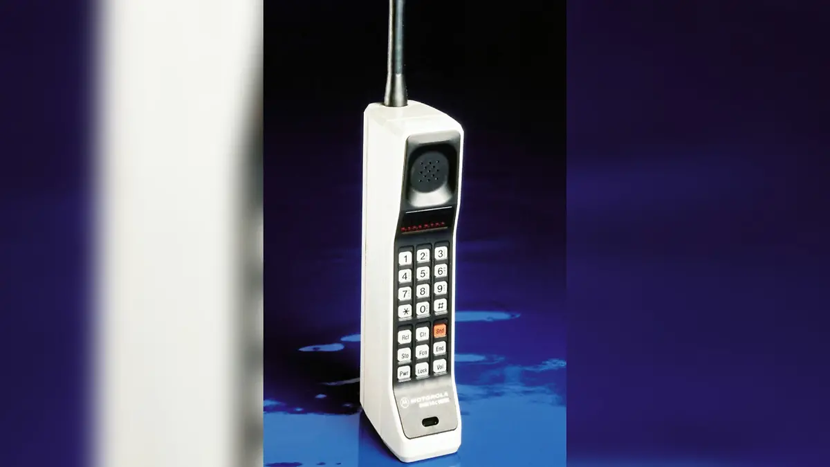Motorola DynaTAC 8000X. Das schwere Telefon ist heute ein echtes Sammlerstück.