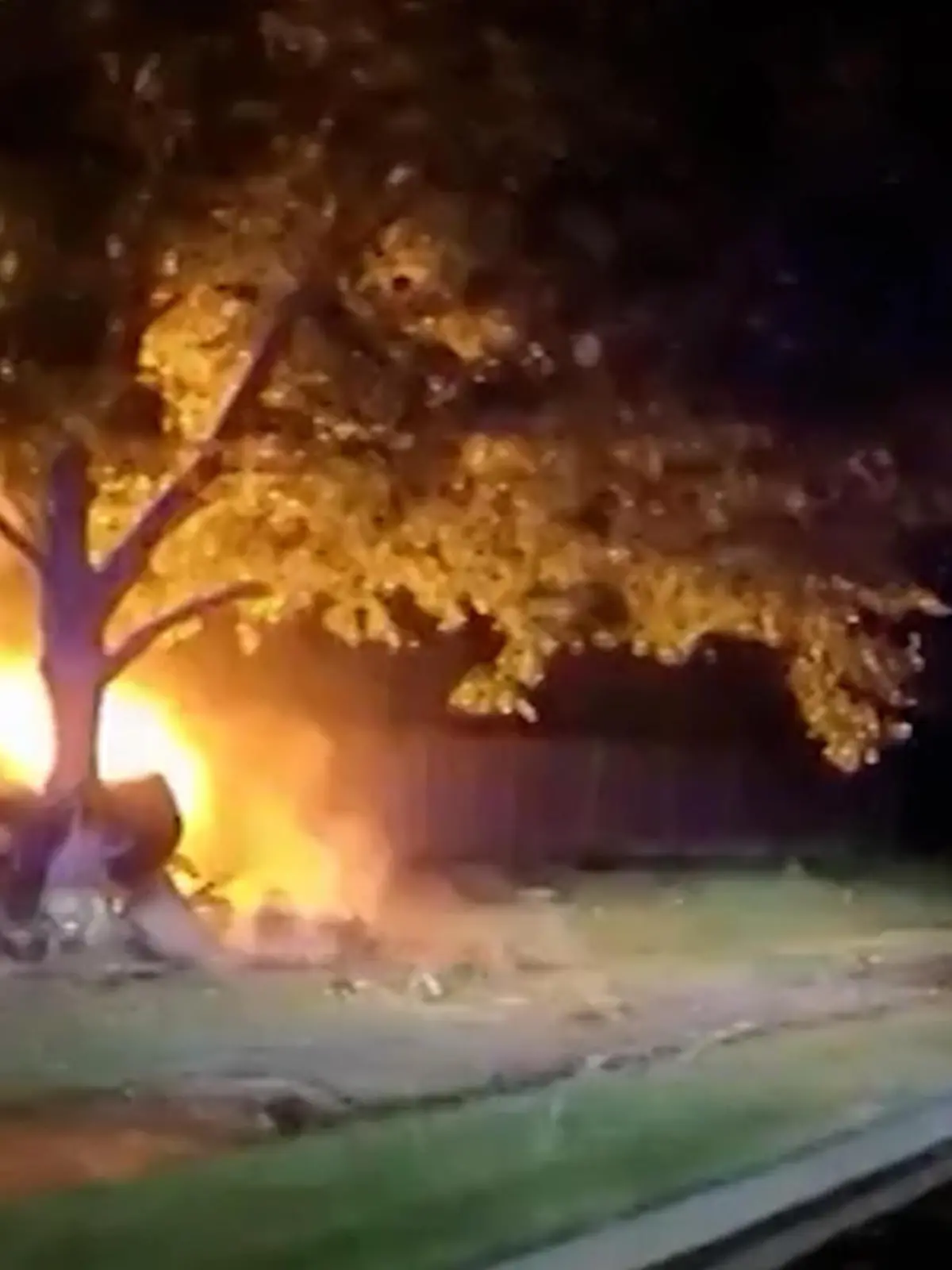 Auto geht in Flammen auf - Helfer zögern keine Sekunde