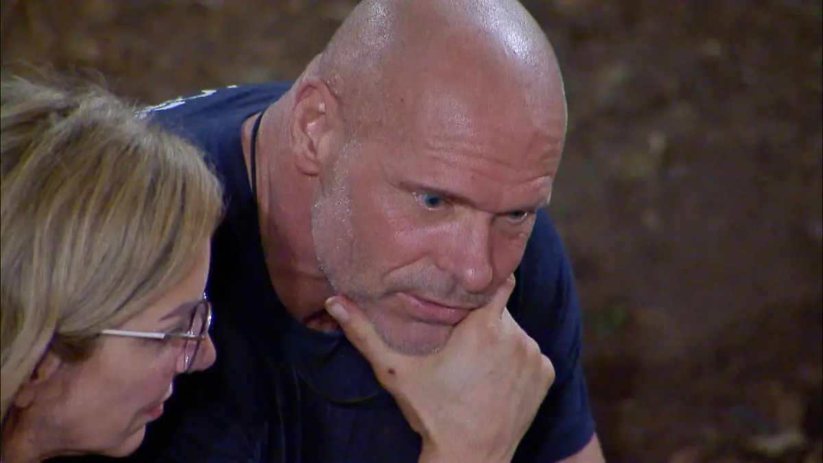 Thorsten Legat berichtet Danni Büchner im Sommer-Dschungelcamp von seiner schlimmen Kindheit.
