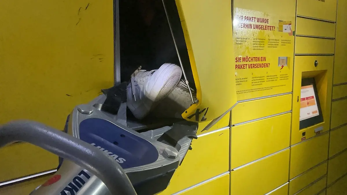 Mit schwerer Technik hat die Feuerwehr in Dortmund einen Jugendlichen aus einer Packstation befreit.