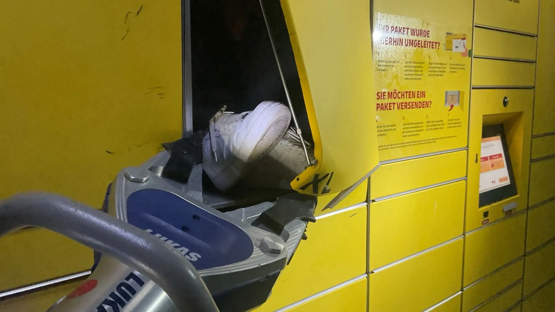 Mit schwerer Technik hat die Feuerwehr in Dortmund einen Jugendlichen aus einer Packstation befreit.