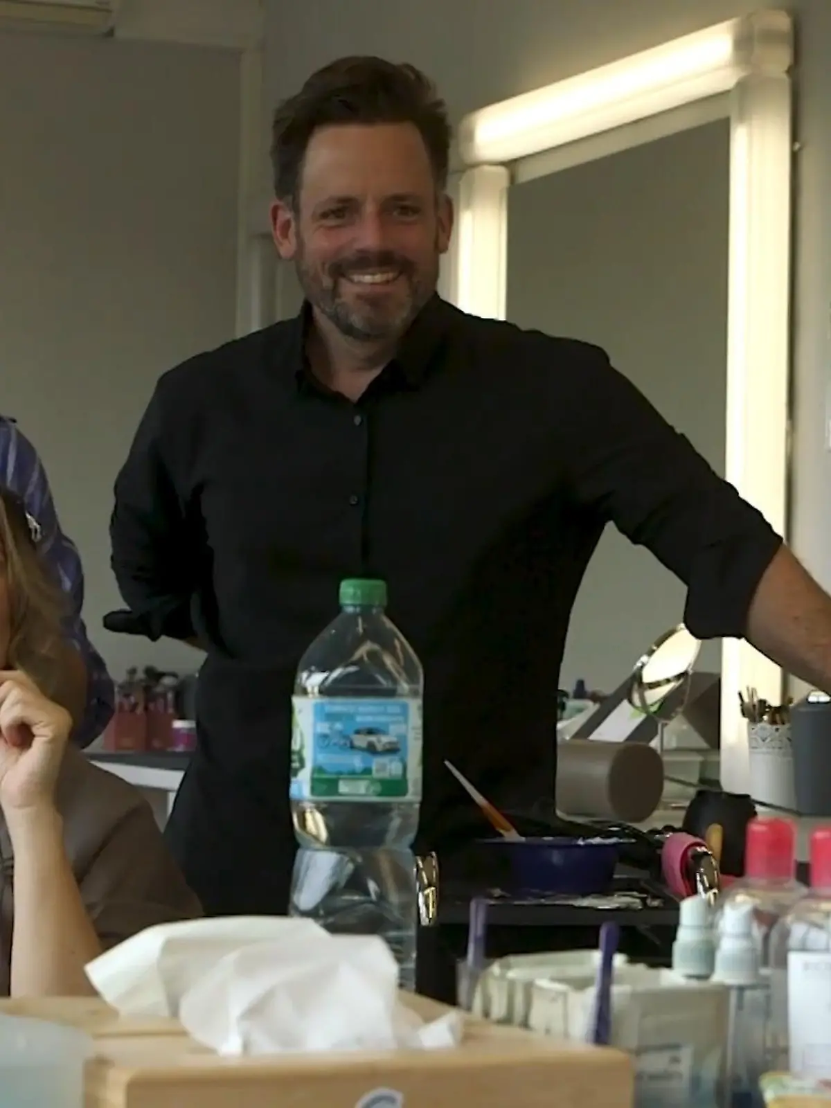 Ania Niedieck lässt sich in der AWZ-Maske die Haare färben.
