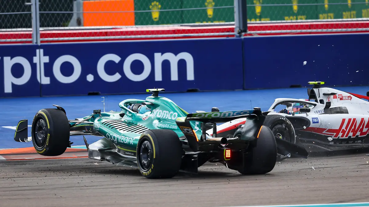 47 SCHUMACHER Mick ger, Haas F1 Team VF-22 Ferrari, action with 05 VETTEL Sebastian ger, Aston Martin F1 Team AMR22, crash, accident, during the Formula 1 Crypto.com Miami Grand Prix 2022, 5th round of the 2022 FIA Formula One World Championship, WM, Weltmeisterschaft on the Miami International Autodrome, from May 6 to 8, 2022 in Miami Gardens, Florida, United States of America - F1 - MIAMI GRAND PRIX 2022 - RACE DPPI/Panoramic PUBLICATIONxNOTxINxFRAxITAxBEL GOOD1175