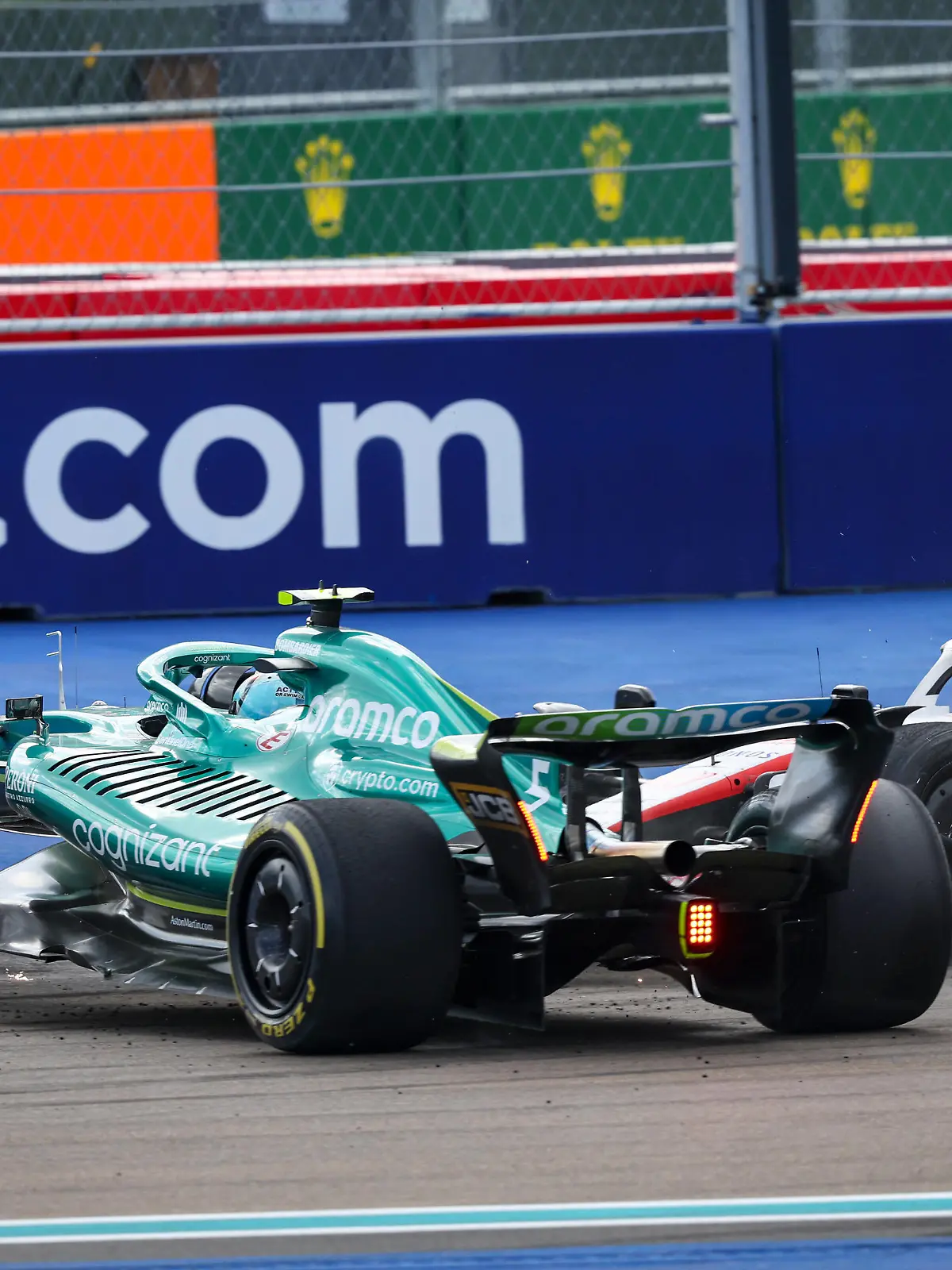  47 SCHUMACHER Mick ger, Haas F1 Team VF-22 Ferrari, action with 05 VETTEL Sebastian ger, Aston Martin F1 Team AMR22, crash, accident, during the Formula 1 Crypto.com Miami Grand Prix 2022, 5th round of the 2022 FIA Formula One World Championship, WM, Weltmeisterschaft on the Miami International Autodrome, from May 6 to 8, 2022 in Miami Gardens, Florida, United States of America - F1 - MIAMI GRAND PRIX 2022 - RACE DPPI/Panoramic PUBLICATIONxNOTxINxFRAxITAxBEL GOOD1175