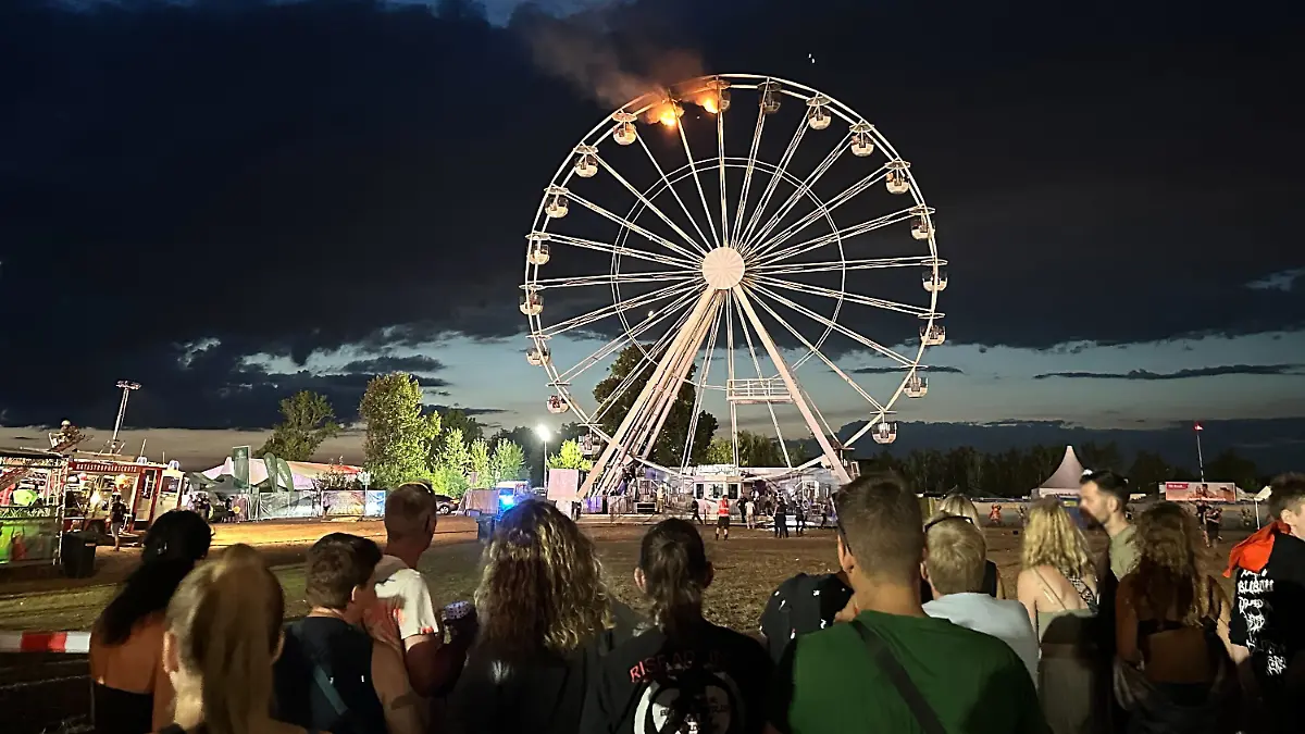 Zwei Riesenrad-Gondel brennen auf dem Highfield Festival.