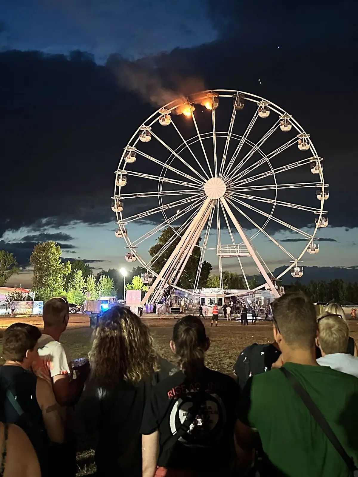 Bild zu: "Riesenrad brennt auf Festival – dutzende Verletzte!"