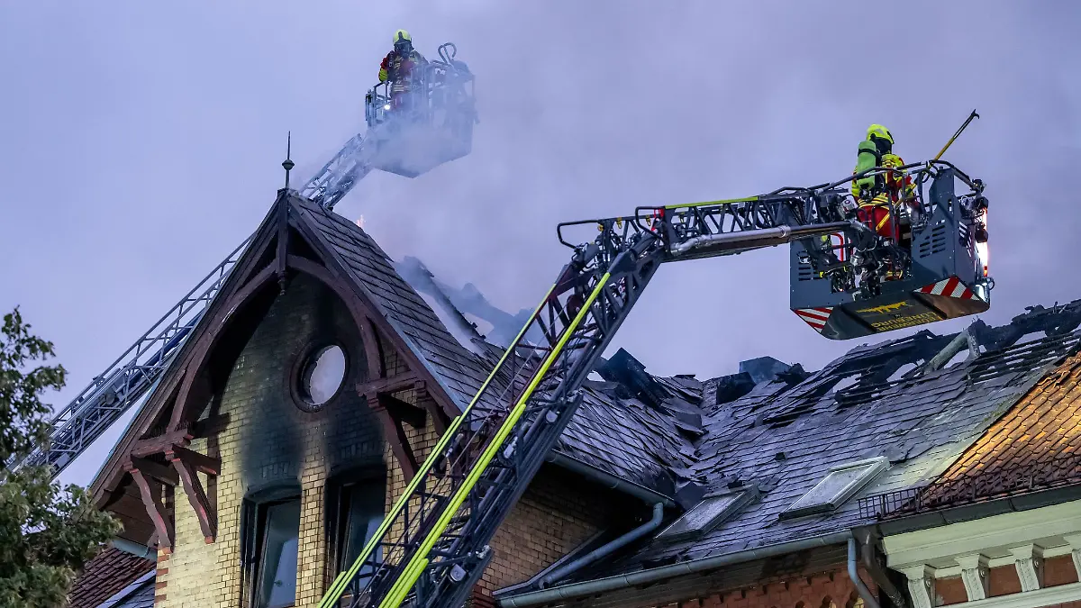 Ein Dachstuhl in Lüneburg gerät in Brand, in einer Wohnung finden Einsatzkräfte eine Leiche.