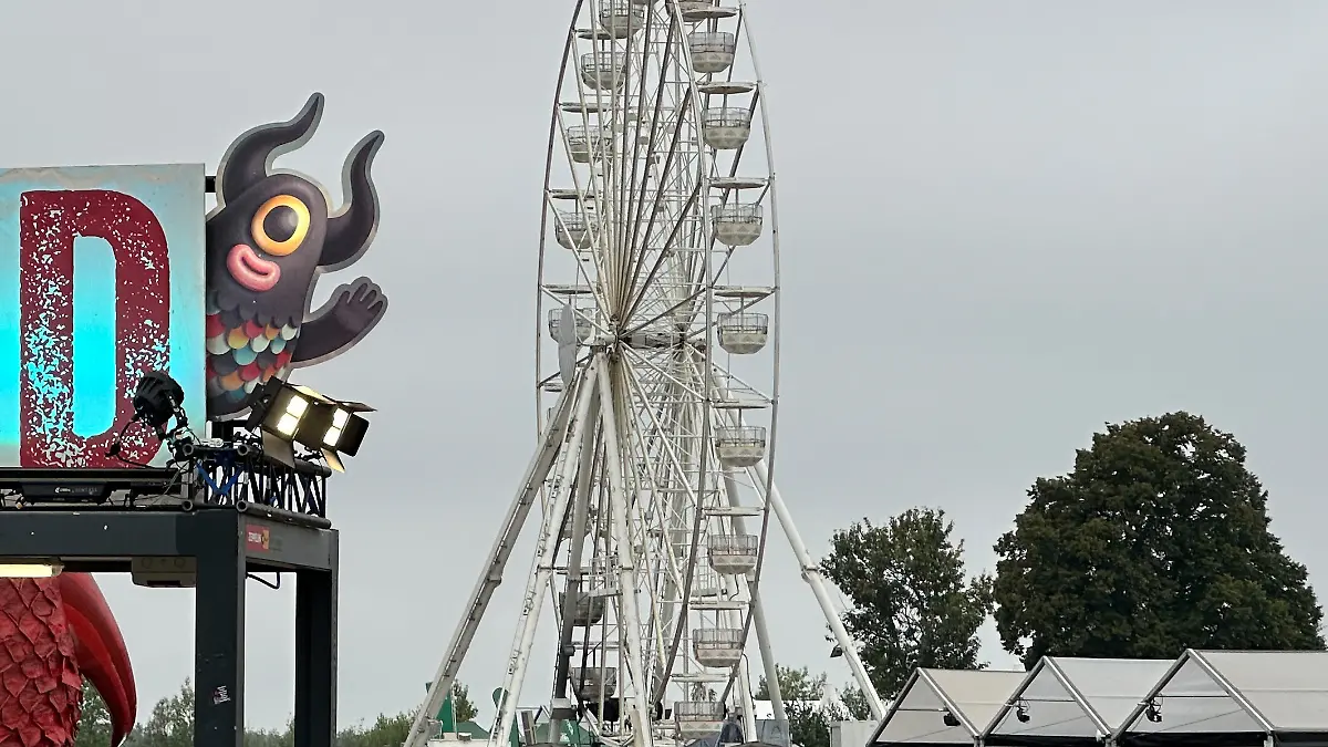 Blick über den Eingangsbereich auf das Riesenrad auf dem Gelände des Highfield-Festivals. Am Morgen ist das Gelände noch abgesperrt.