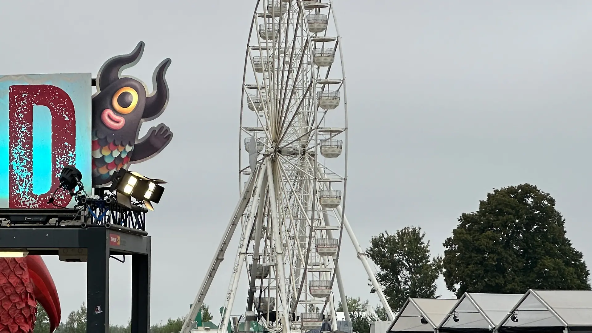 Blick über den Eingangsbereich auf das Riesenrad auf dem Gelände des Highfield-Festivals. Am Morgen ist das Gelände noch abgesperrt.