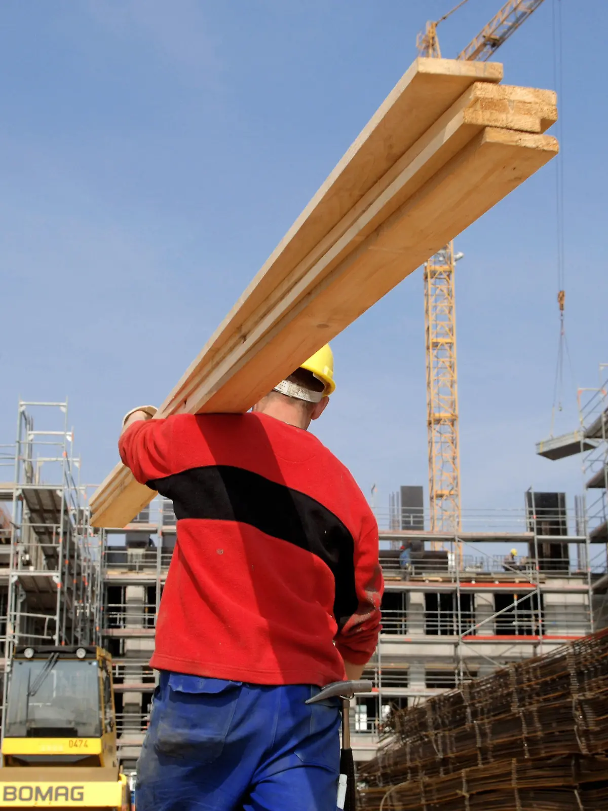 ARCHIV - Ein Arbeiter des Subunternehmens "Polbau" trägt am 06.04.2005 auf eine Baustelle im hessischen Eschborn Holzlatten auf der Schulter. Am Donnerstag (28.07.2011) gibt die Bundesagentur in Nürnberg die Arbeitsmarktdaten für den Monat Juli 2011 bekannt. Foto: Arne Dedert dpa/lby  +++(c) dpa - Bildfunk+++