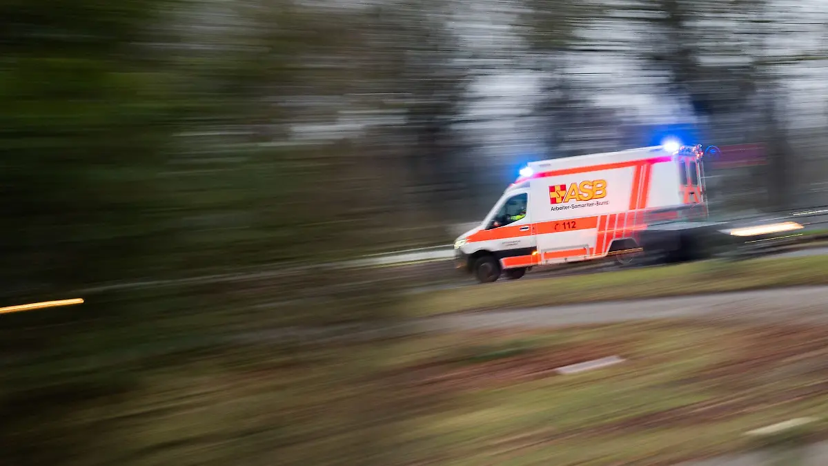 Ein 23 Jahre alter Motorradfahrer stirbt in Wittmund noch an der Unfallstelle, nachdem er gegen einen Baum gefahren ist. (Symbolbild)
