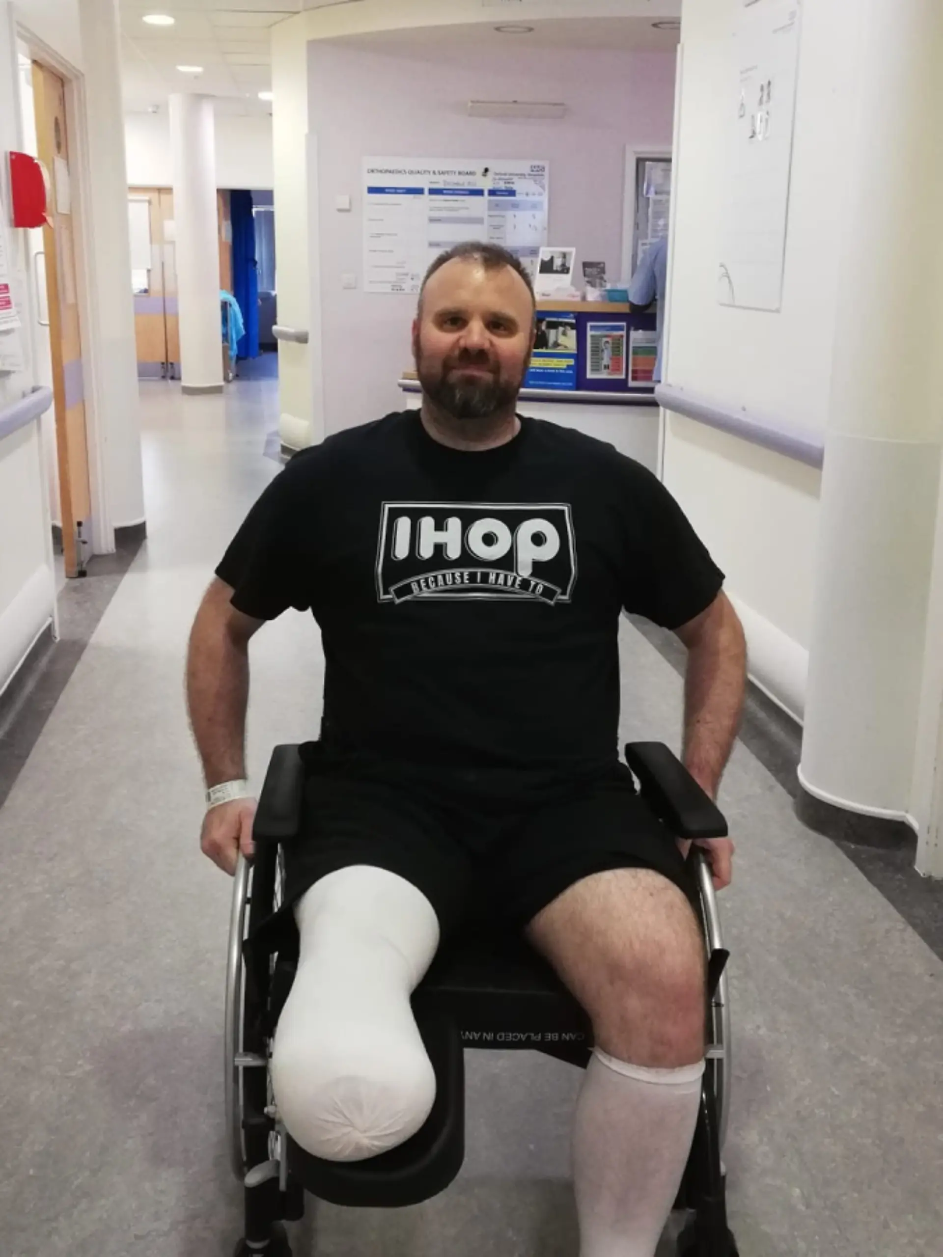 Mark Willerton (50), ein Klempner aus Großbritannien, sitzt im Rollstuhl, nachdem sein Bein amputiert werden musste.