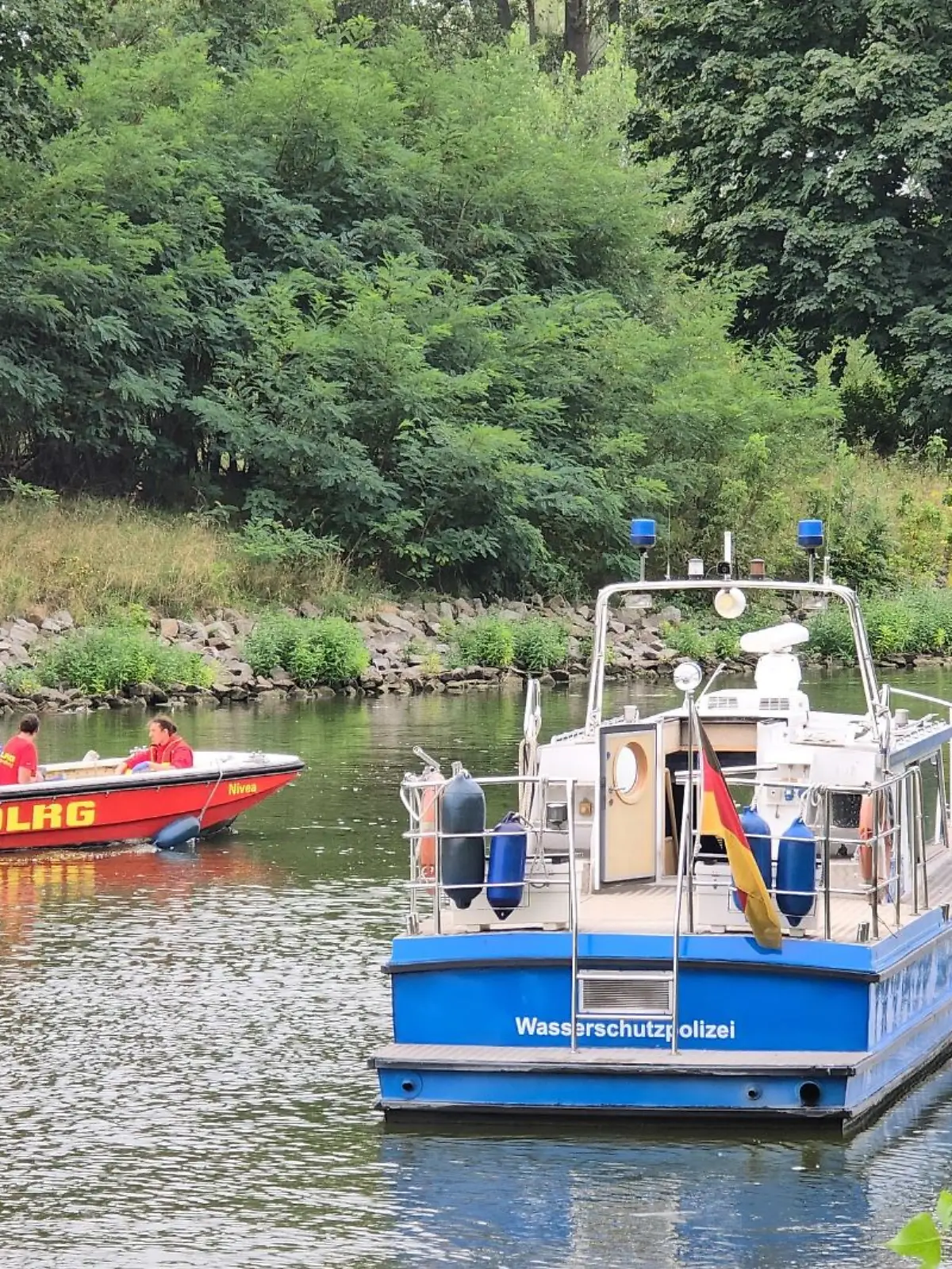  In Brandenburg/Havel fahren Boote der Wasserschutzpolizei und der DLRG auf dem Silokanal, nachdem hier eine Leiche gefunden wurde. 