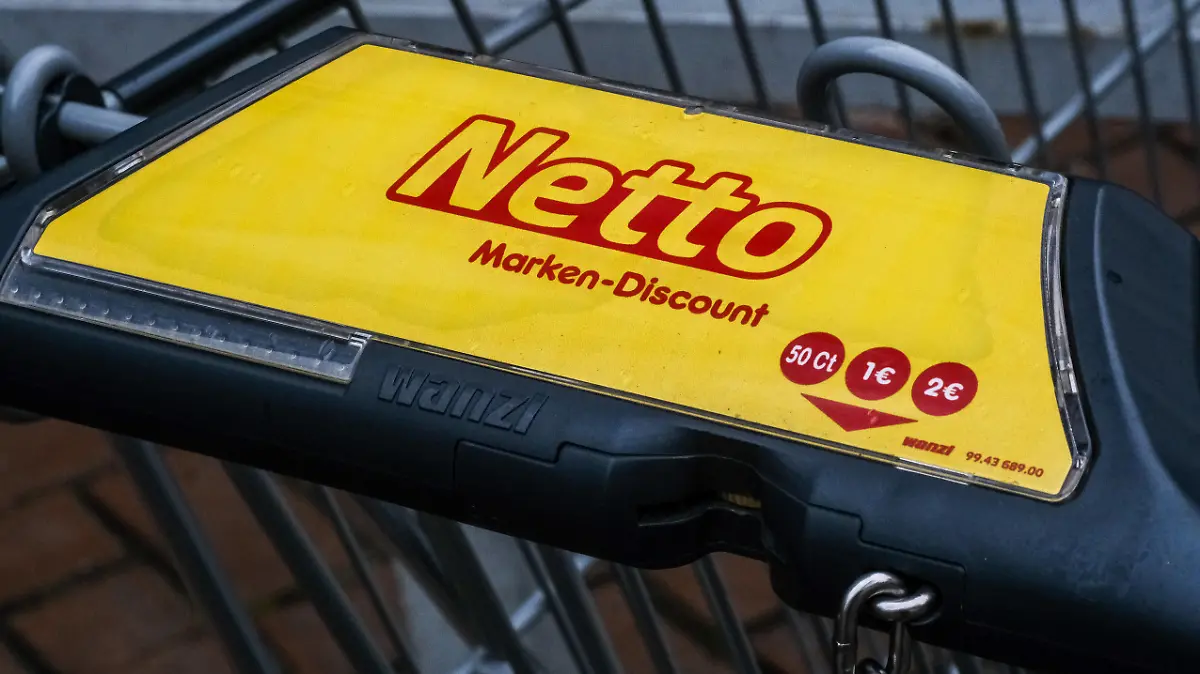 Düsseldorf 04.02.2022 Netto Marken-Discount Discounter Lebensmittel Supermarkt Einkaufswagen Düsseldorf Nordrhein-Westfalen Deutschland