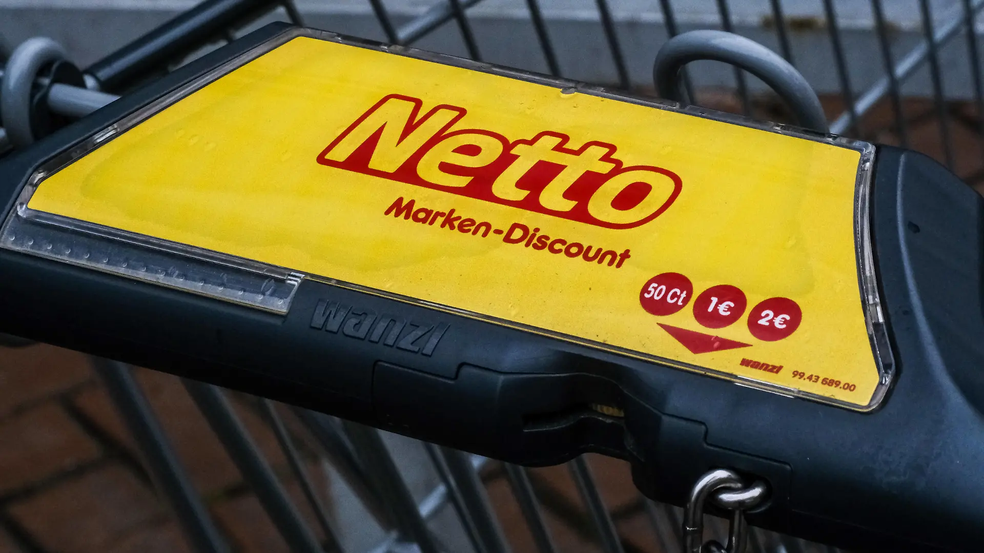  Düsseldorf 04.02.2022 Netto Marken-Discount Discounter Lebensmittel Supermarkt Einkaufswagen Düsseldorf Nordrhein-Westfalen Deutschland 
