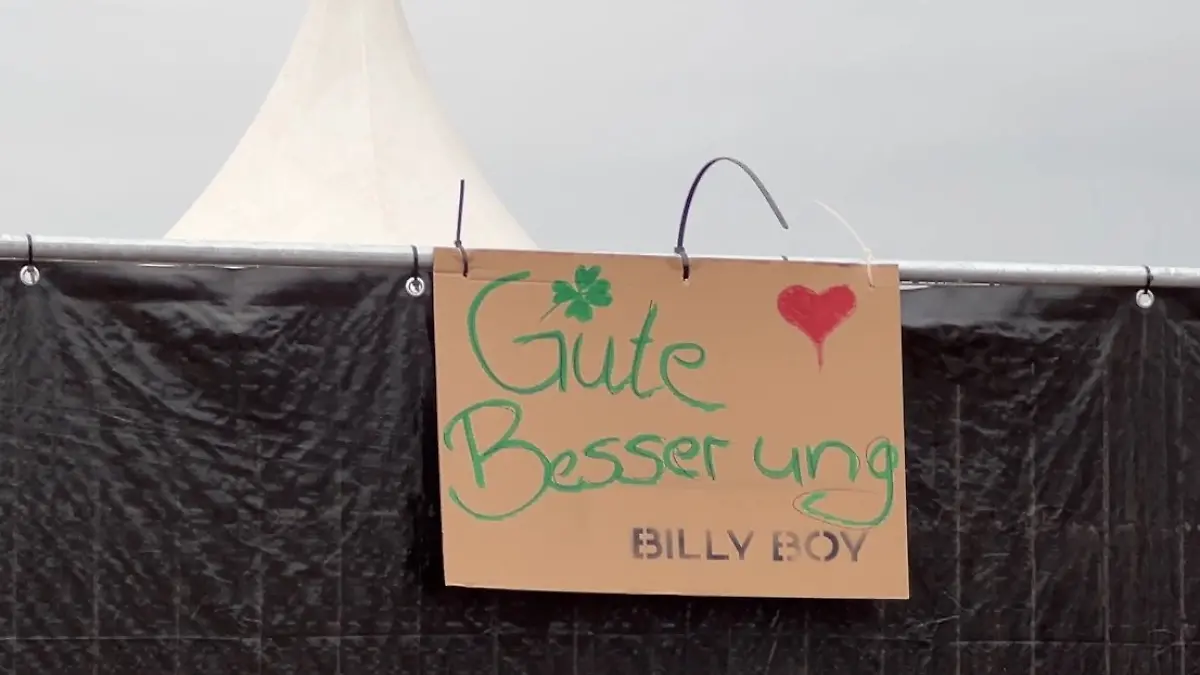 Ein Schild wurde am Zaun befestigt, der um das Riesenrad herum aufgestellt wurde.