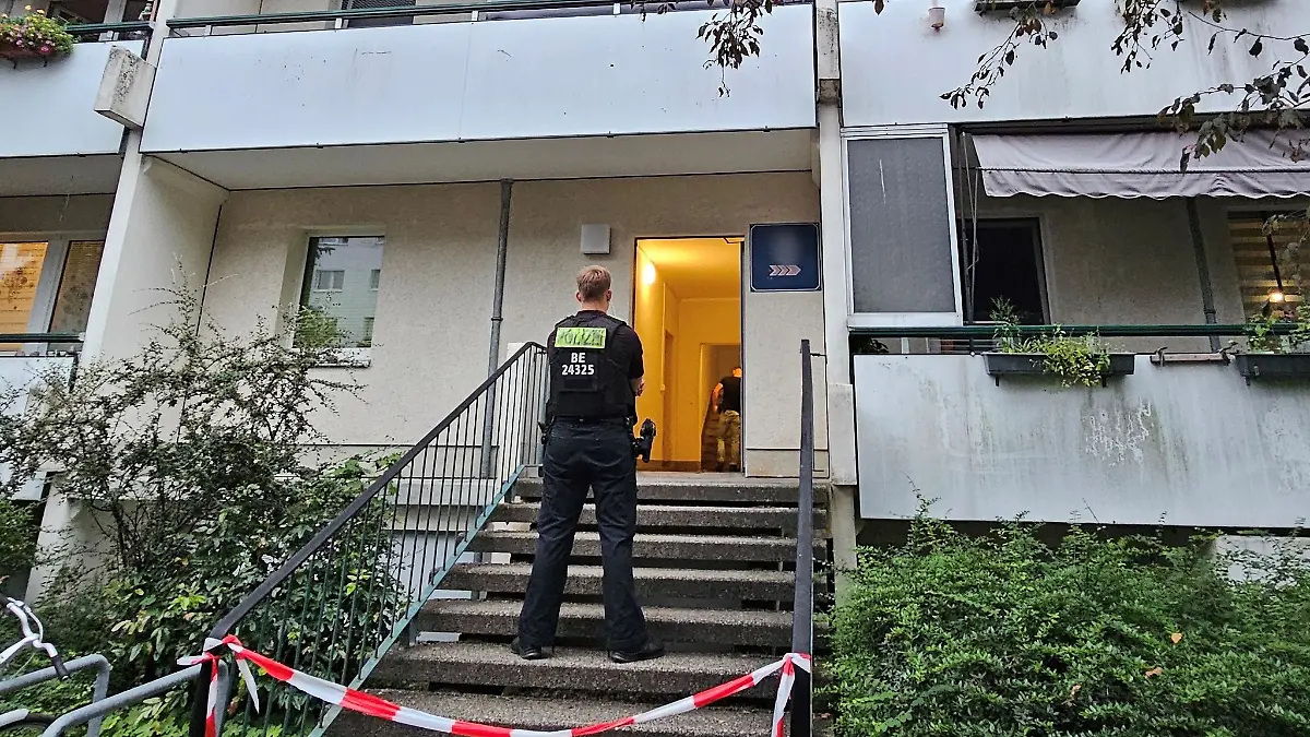In einem Berliner Mehrfamilienhaus hat ein Bewohner am Sonntag einen weiblichen Leichnam gefunden.