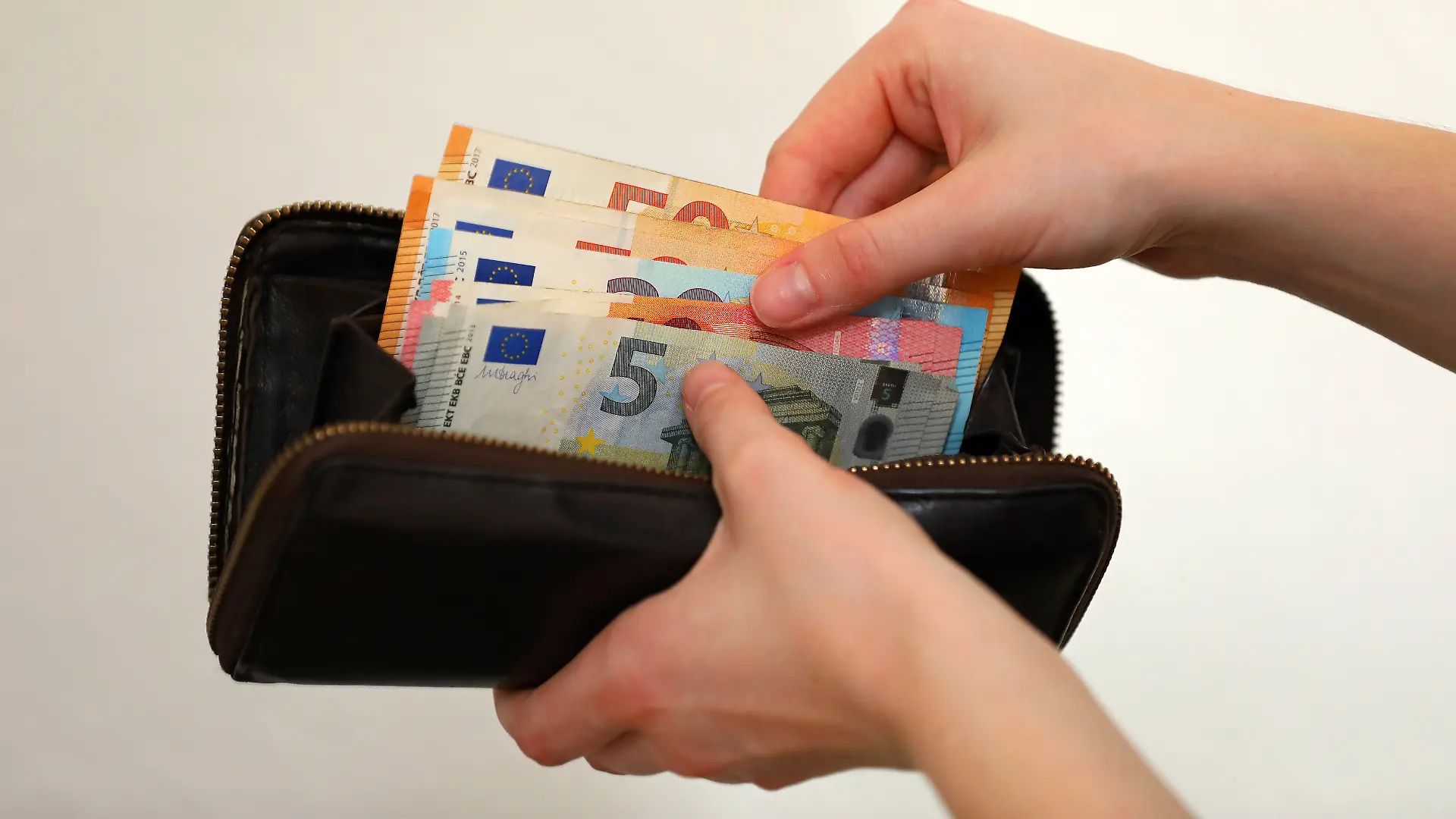 Eine Frau zählt Geld. 