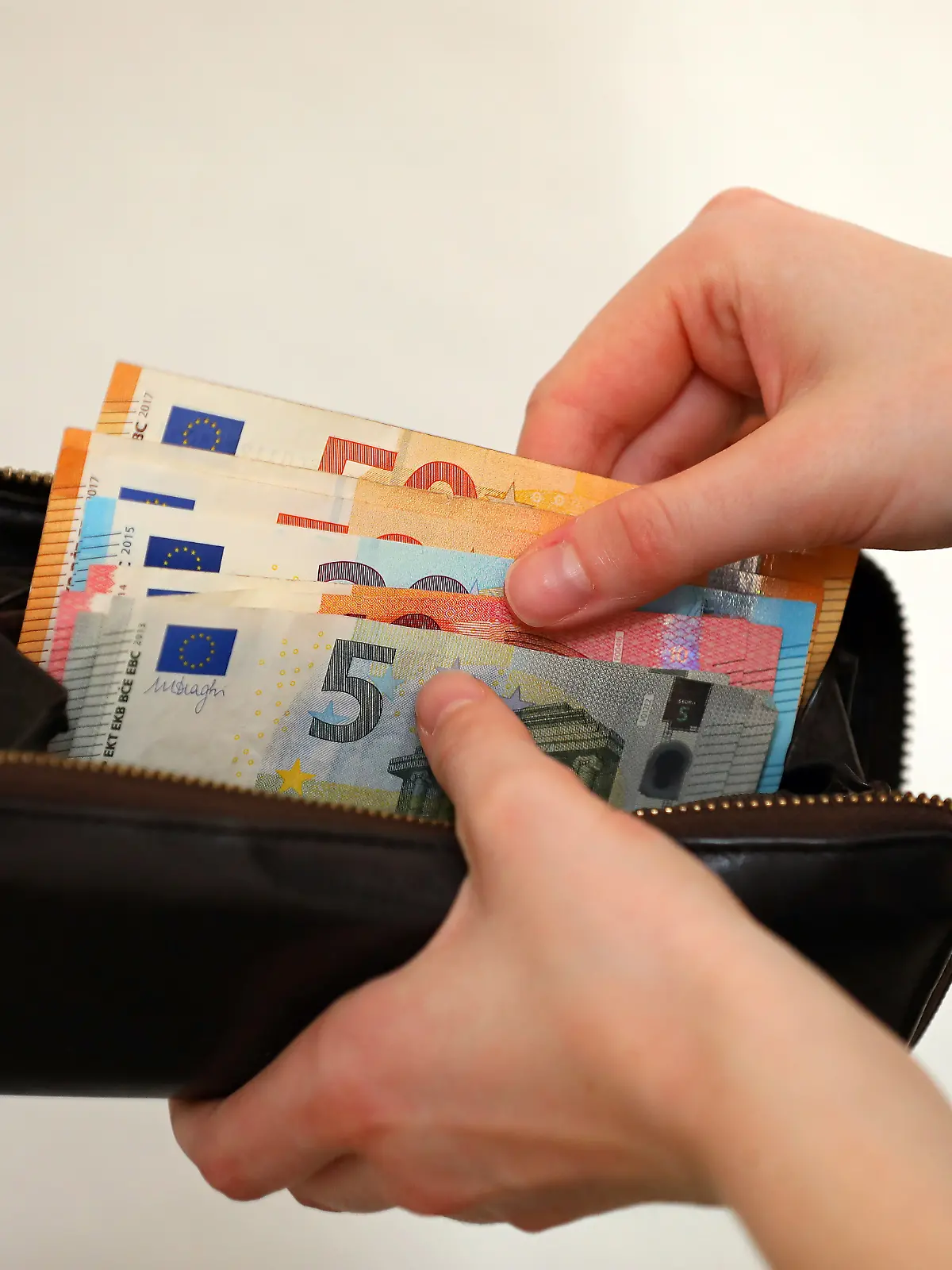 Eine Frau zählt Geld. 
