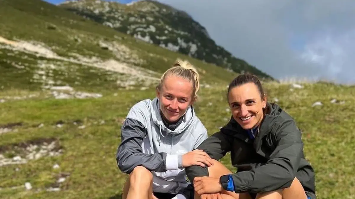 Ein Bild aus glücklichen Tagen: Lea Schüller und Lara Vadlau.