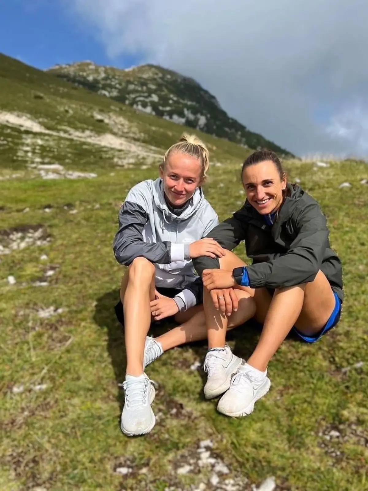Ein Bild aus glücklichen Tagen: Lea Schüller und Lara Vadlau.