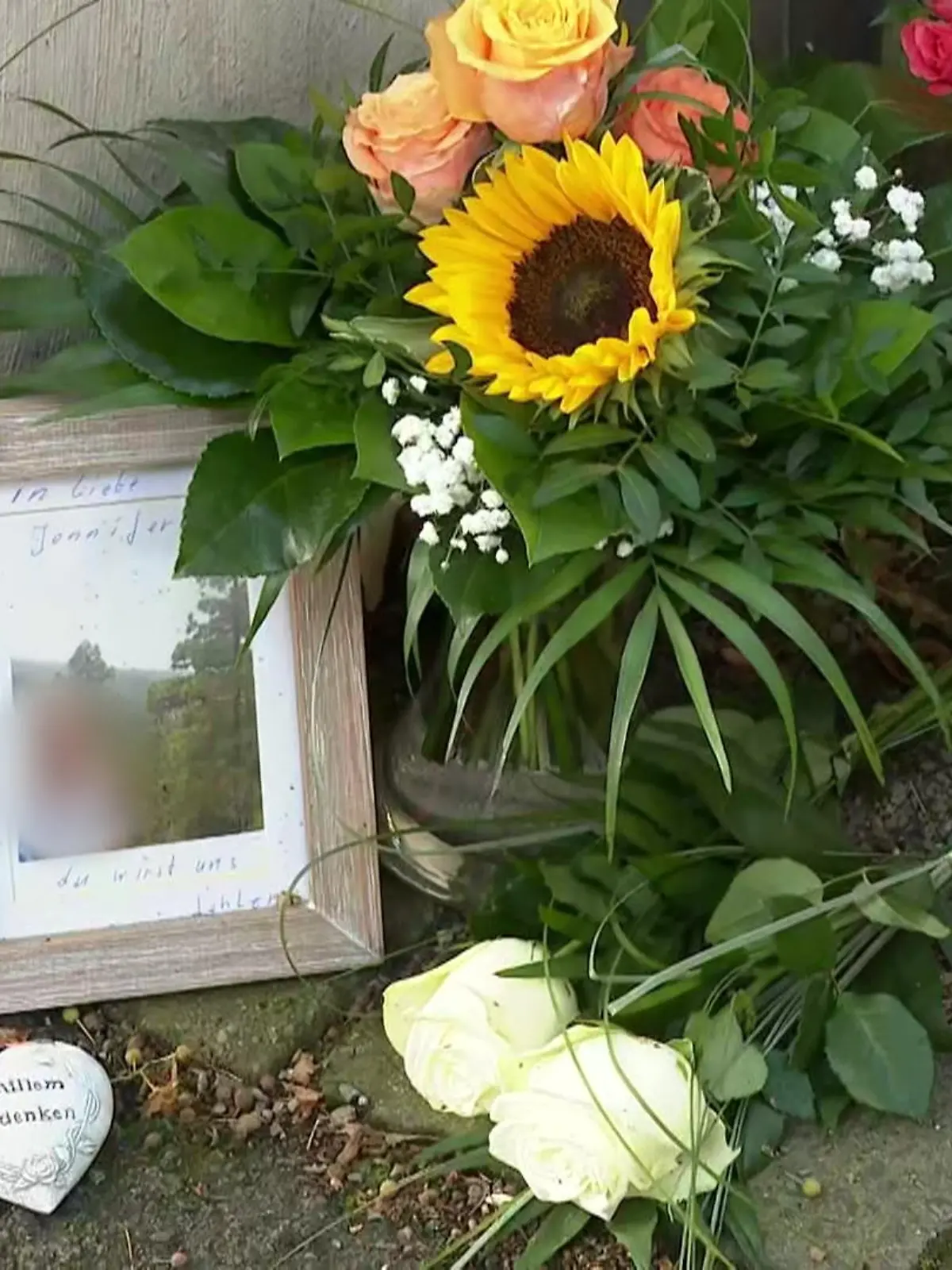 Blumen und ein Foto in der Nähe des Tatorts in Gelsenkirchen. 