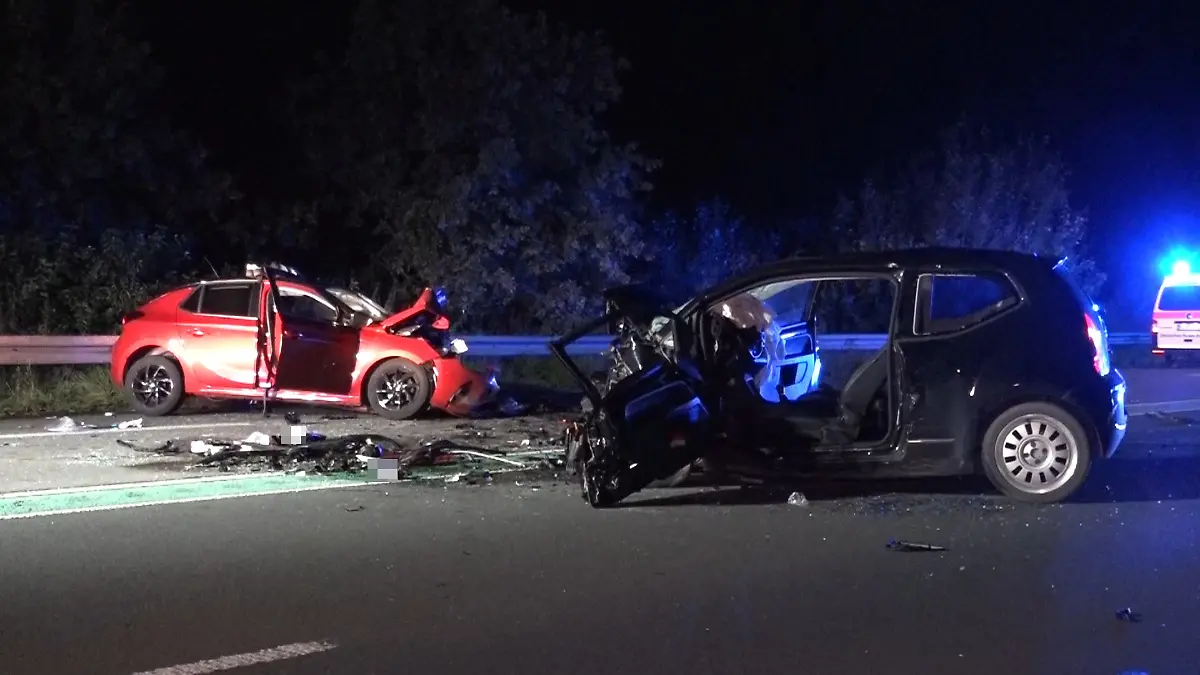 19.08.2024, Nordrhein-Westfalen, Altenberge: Zwei zerstörte Autos stehen an der Unfallstelle. Eine 34-jährige Autofahrerin ist bei einem Unfall im Kreis Steinfurt ums Leben gekommen. Sie sei am Sonntagabend aus bislang ungeklärter Ursache mit ihrem Wagen auf der B54 bei Altenberge in den Gegenverkehr geraten und mit zwei anderen Autos zusammengestoßen, teilte die Polizei mit. Dabei wurden drei weitere Menschen verletzt. Foto: --/Nord-West-Media-TV/dpa +++ dpa-Bildfunk +++