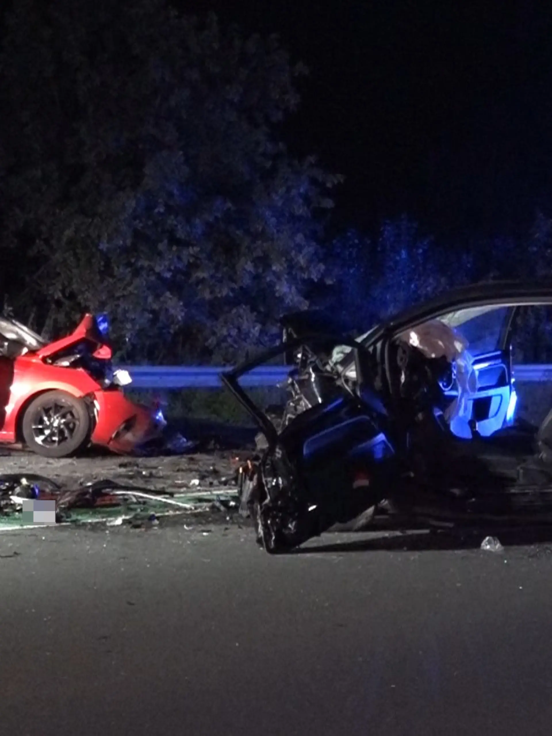 19.08.2024, Nordrhein-Westfalen, Altenberge: Zwei zerstörte Autos stehen an der Unfallstelle. Eine 34-jährige Autofahrerin ist bei einem Unfall im Kreis Steinfurt ums Leben gekommen. Sie sei am Sonntagabend aus bislang ungeklärter Ursache mit ihrem Wagen auf der B54 bei Altenberge in den Gegenverkehr geraten und mit zwei anderen Autos zusammengestoßen, teilte die Polizei mit. Dabei wurden drei weitere Menschen verletzt. Foto: --/Nord-West-Media-TV/dpa +++ dpa-Bildfunk +++
