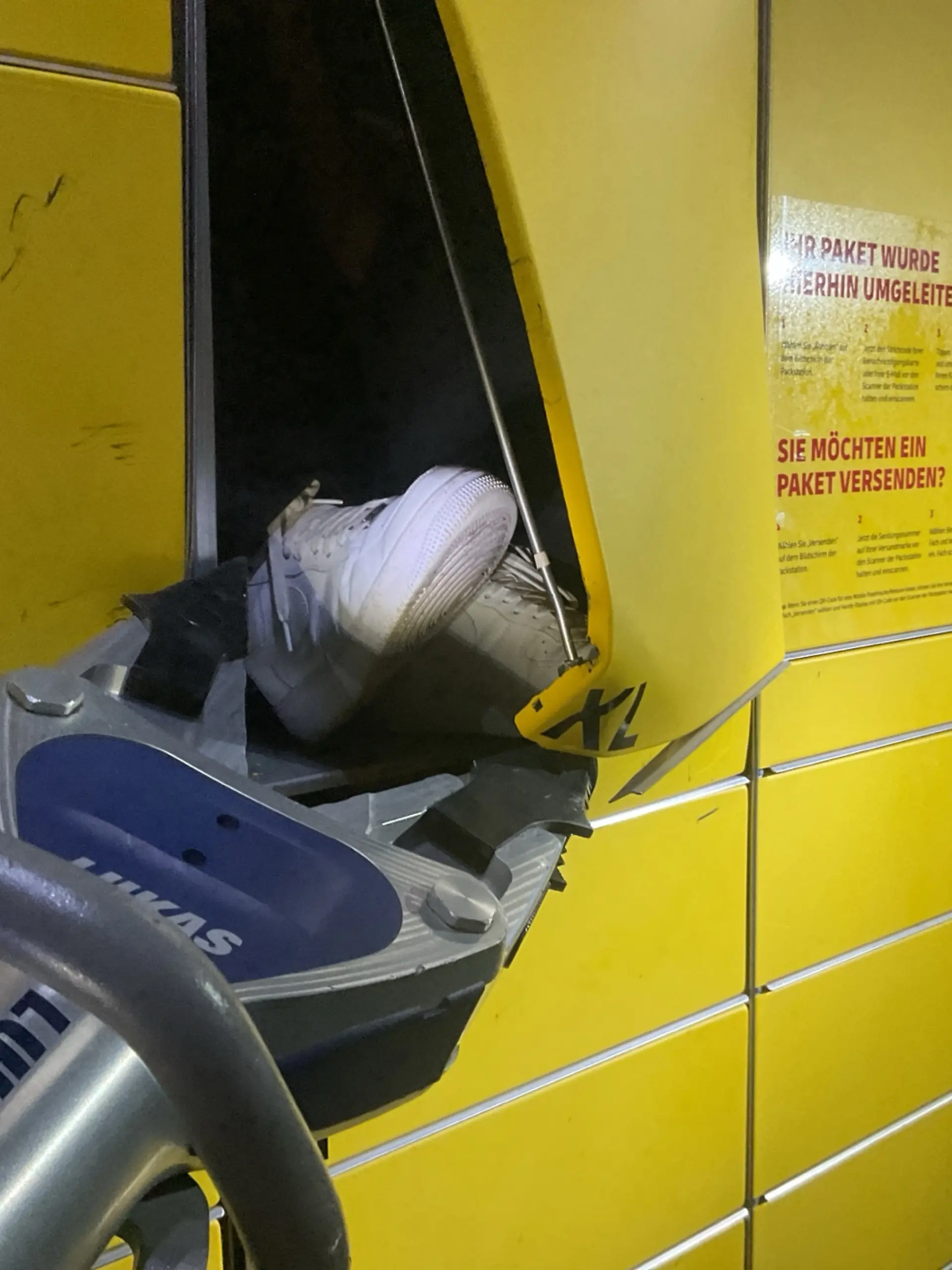 Die Feuerwehr muss den Teenager mit schwerem Gerät aus dem Paketfach schneiden.