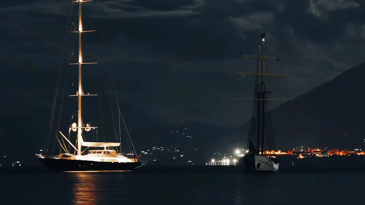 Das Foto soll das Boot (links) wenige Stunden vor dem Untergang
 zeigen 