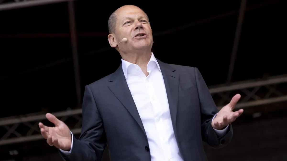 Bundeskanzler Olaf Scholz, SPD spricht waehrend des Wahlkampabschlusses der SPD Schleswig-Holstein zur Landtagswahl 2022 in Kiel, 06.05.2022. Kiel Deutschland *** Chancellor Olaf Scholz, SPD speaks during the campaign closing of the SPD Schleswig Holstein for the state election 2022 in Kiel, 06 05 2022 Kiel Germany Copyright: xLeonxKuegeler/photothek.dex