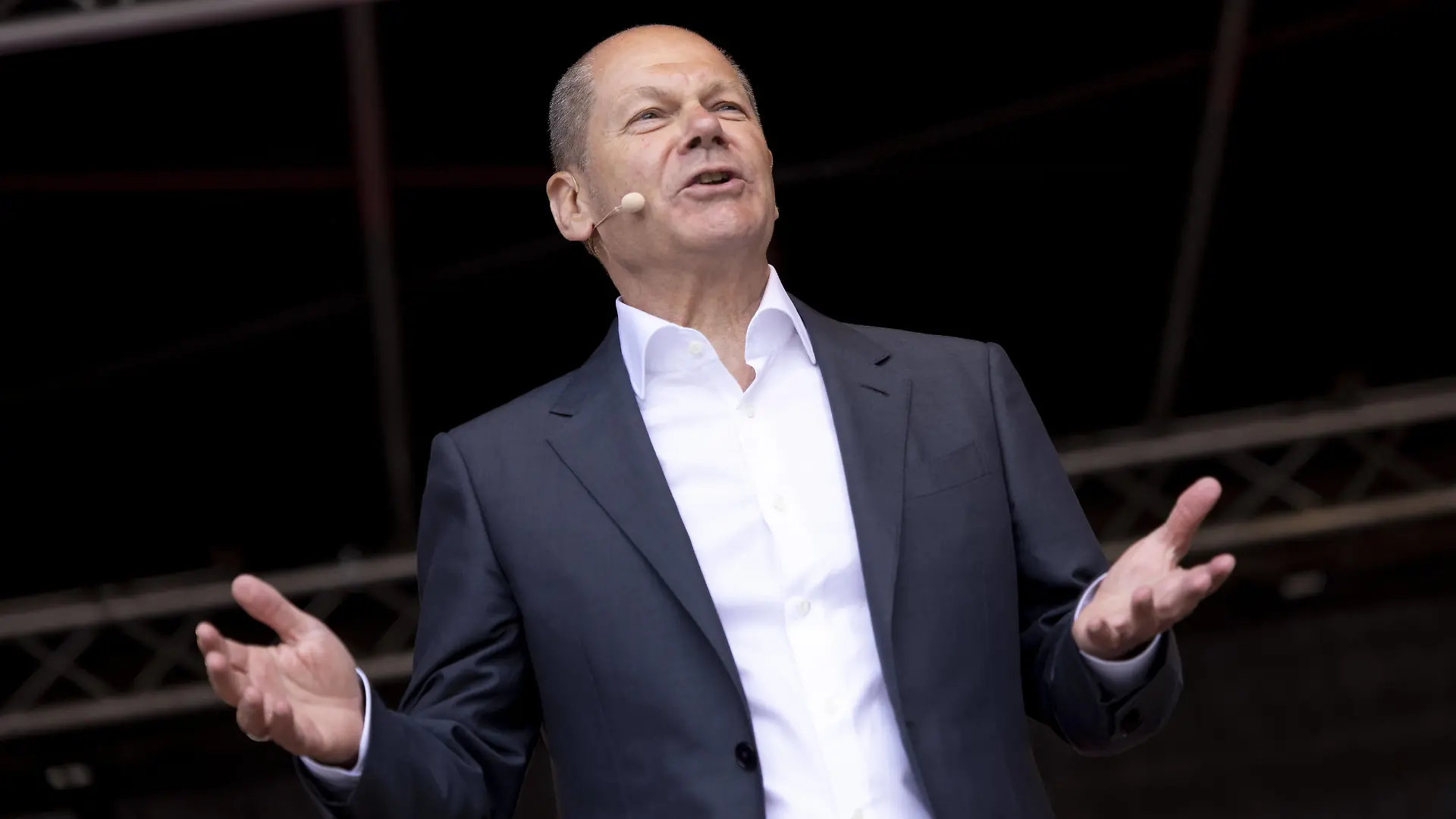 Bundeskanzler Olaf Scholz, SPD spricht waehrend des Wahlkampabschlusses der SPD Schleswig-Holstein zur Landtagswahl 2022 in Kiel, 06.05.2022. Kiel Deutschland *** Chancellor Olaf Scholz, SPD speaks during the campaign closing of the SPD Schleswig Holstein for the state election 2022 in Kiel, 06 05 2022 Kiel Germany Copyright: xLeonxKuegeler/photothek.dex