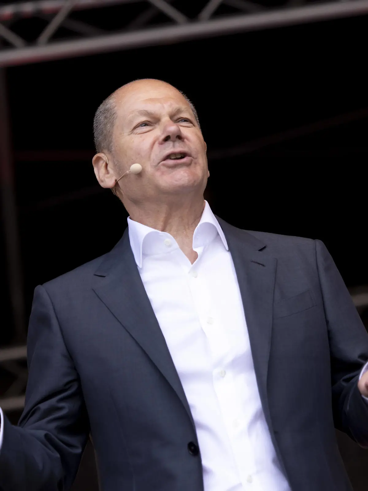  Bundeskanzler Olaf Scholz, SPD spricht waehrend des Wahlkampabschlusses der SPD Schleswig-Holstein zur Landtagswahl 2022 in Kiel, 06.05.2022. Kiel Deutschland *** Chancellor Olaf Scholz, SPD speaks during the campaign closing of the SPD Schleswig Holstein for the state election 2022 in Kiel, 06 05 2022 Kiel Germany Copyright: xLeonxKuegeler/photothek.dex
